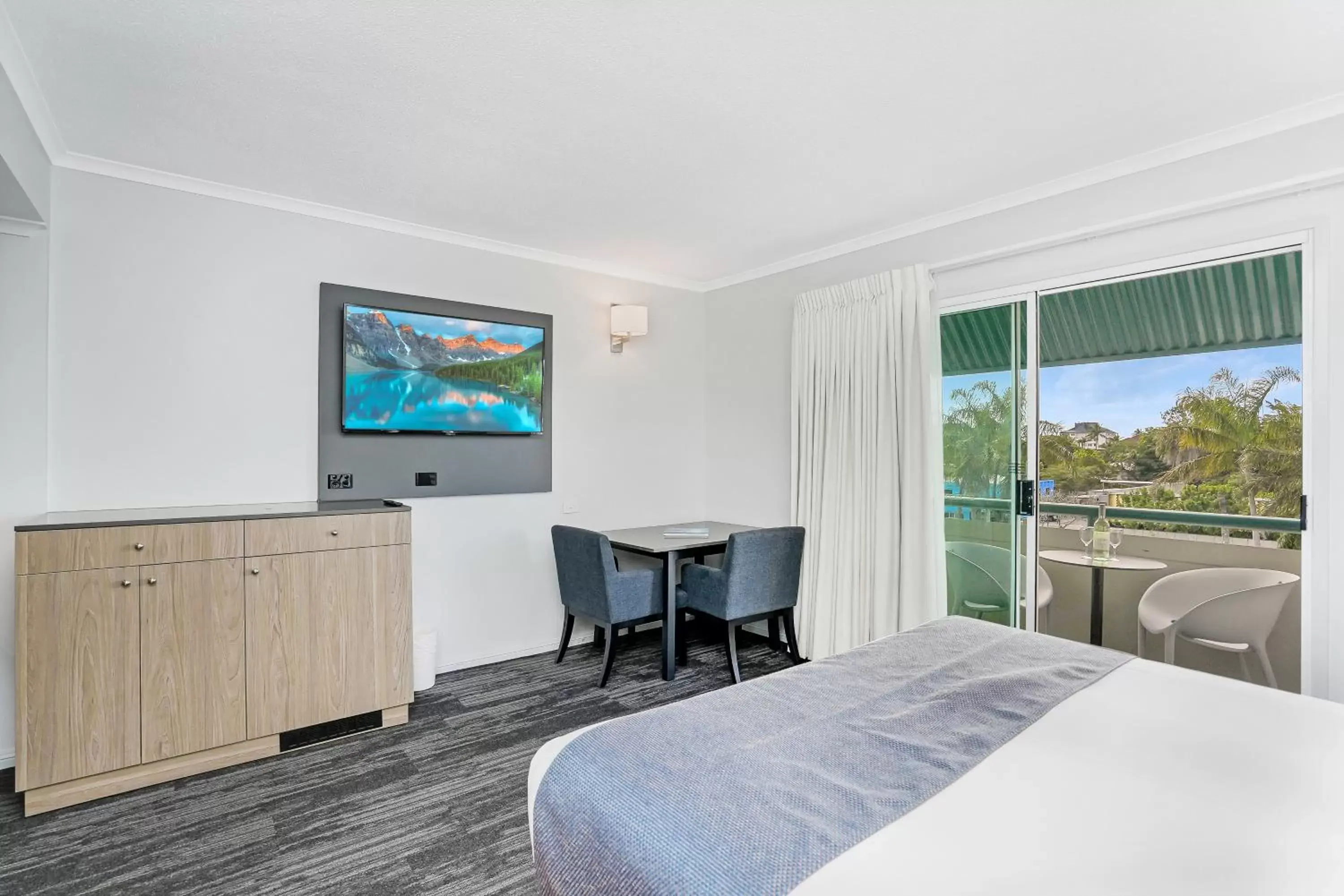 Bed, TV/Entertainment Center in Cairns Sheridan Hotel
