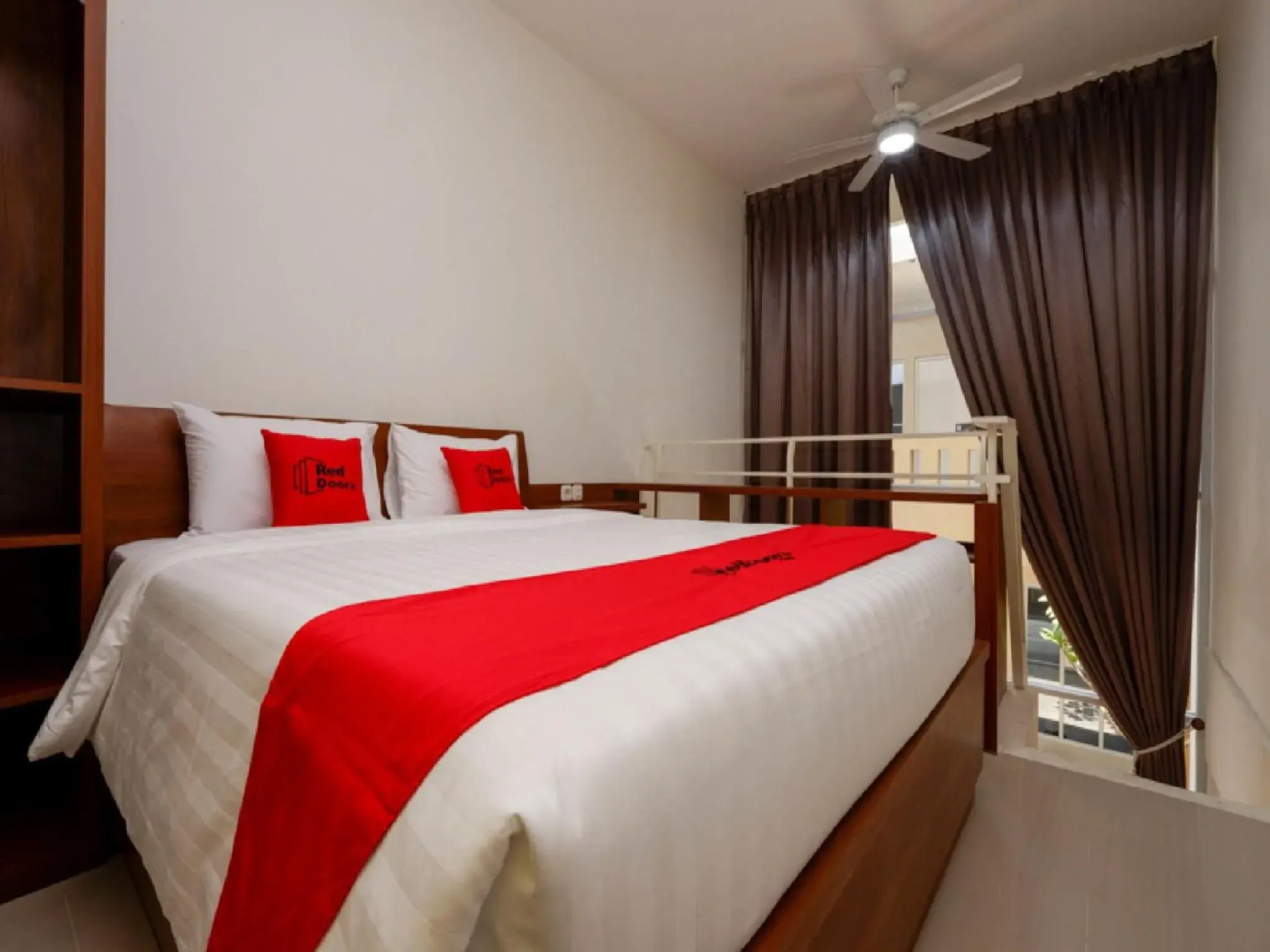 Bedroom, Bed in RedDoorz Plus near Paragon Mall Semarang