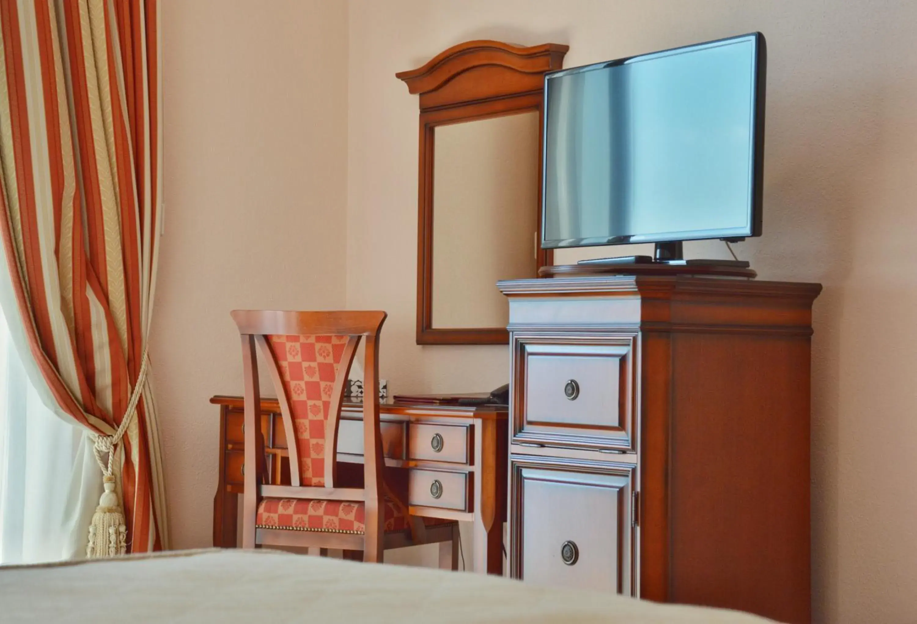 Bedroom, TV/Entertainment Center in Hotel Savoy