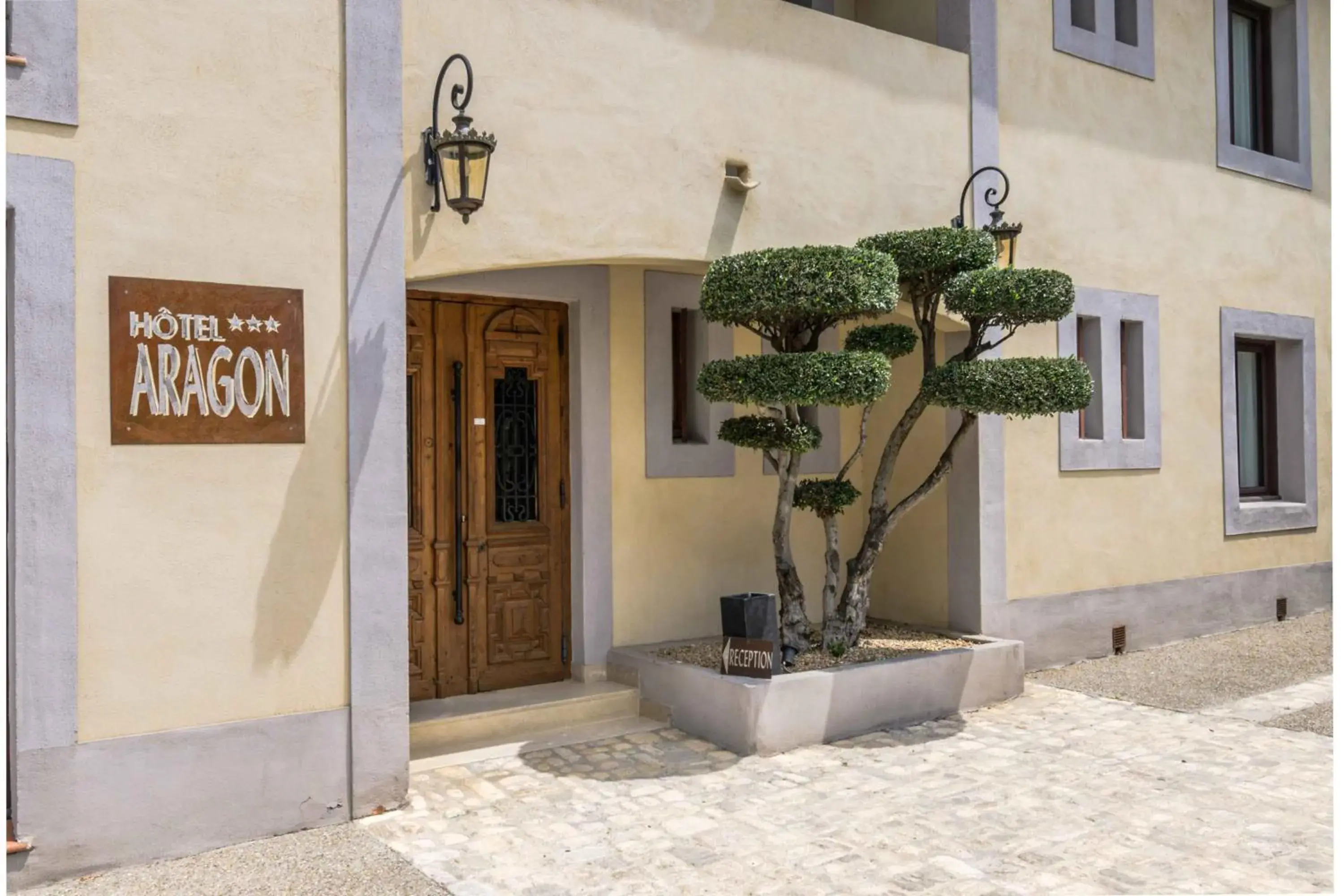 Facade/entrance, Property Building in Hotel l'Aragon