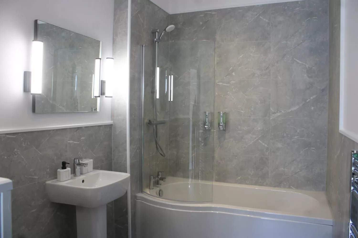 Bathroom in Fenwick Sunrise Hotel