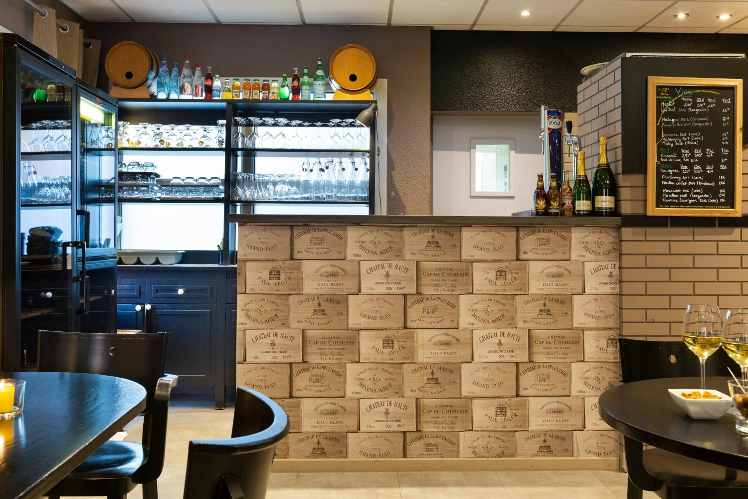 Lounge or bar in Comfort Hotel Orleans Saran