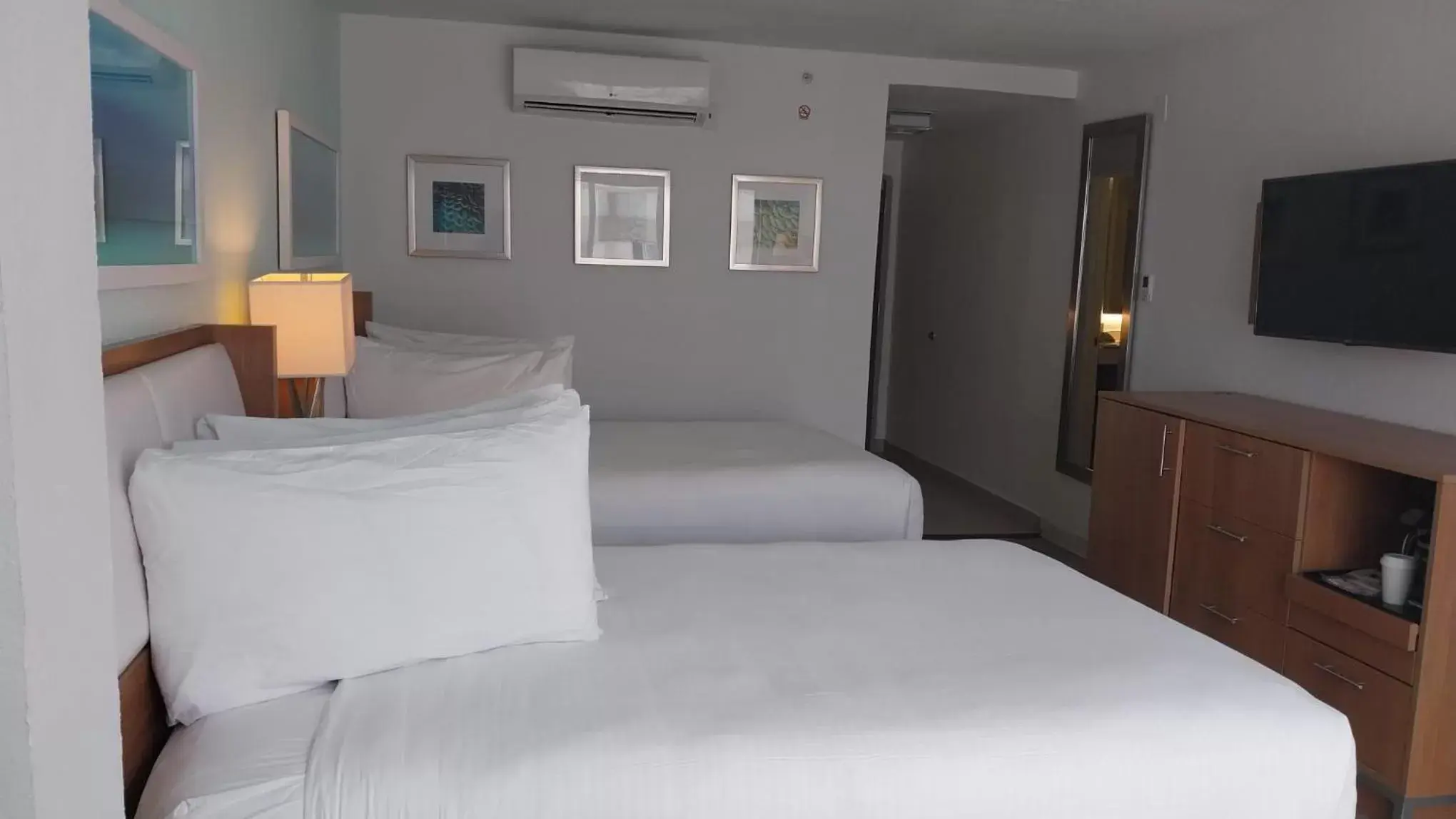 Bedroom, Bed in Courtyard by Marriott Nassau Downtown/Junkanoo Beach