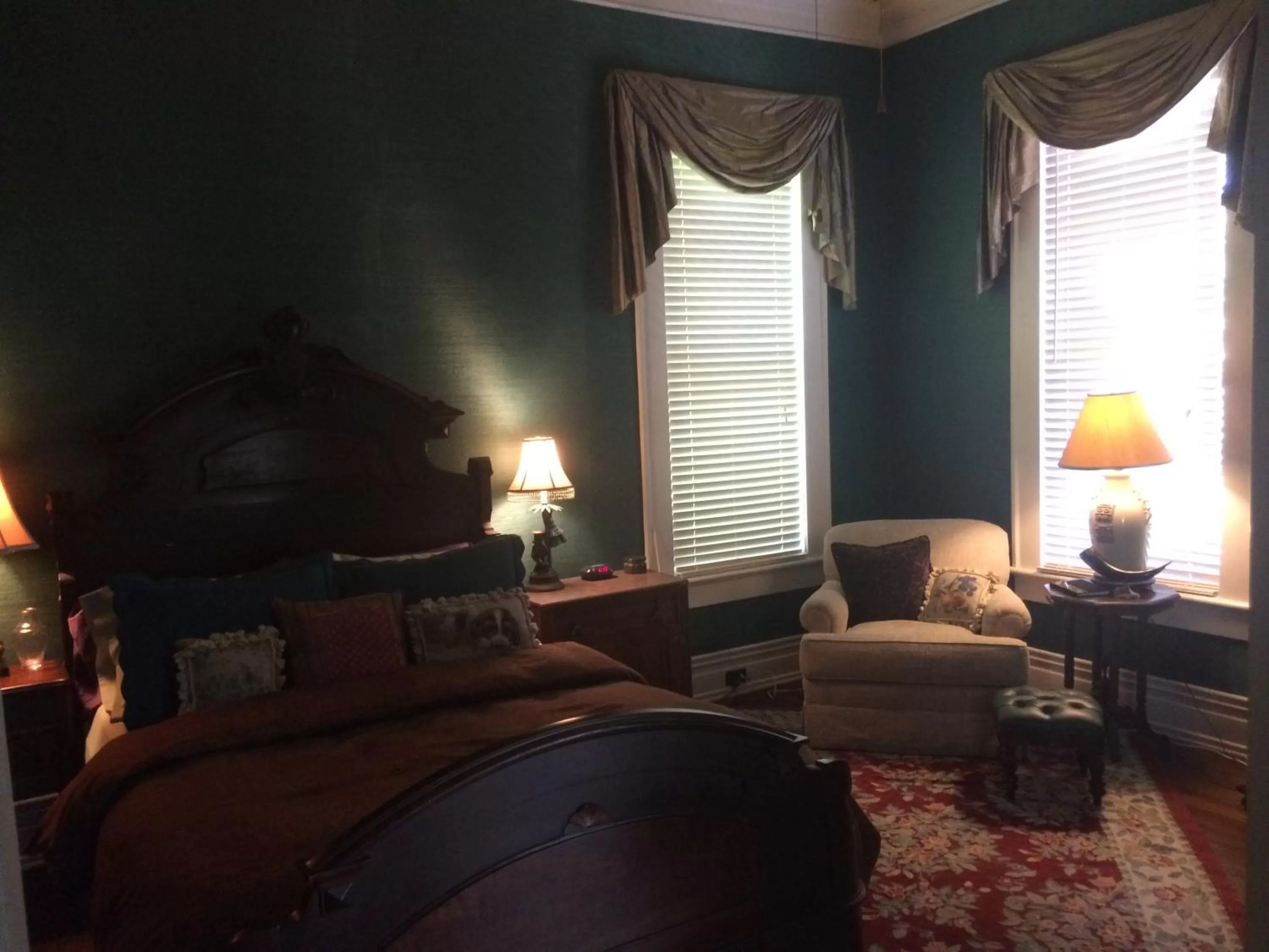 Bed in Belle Oaks Inn