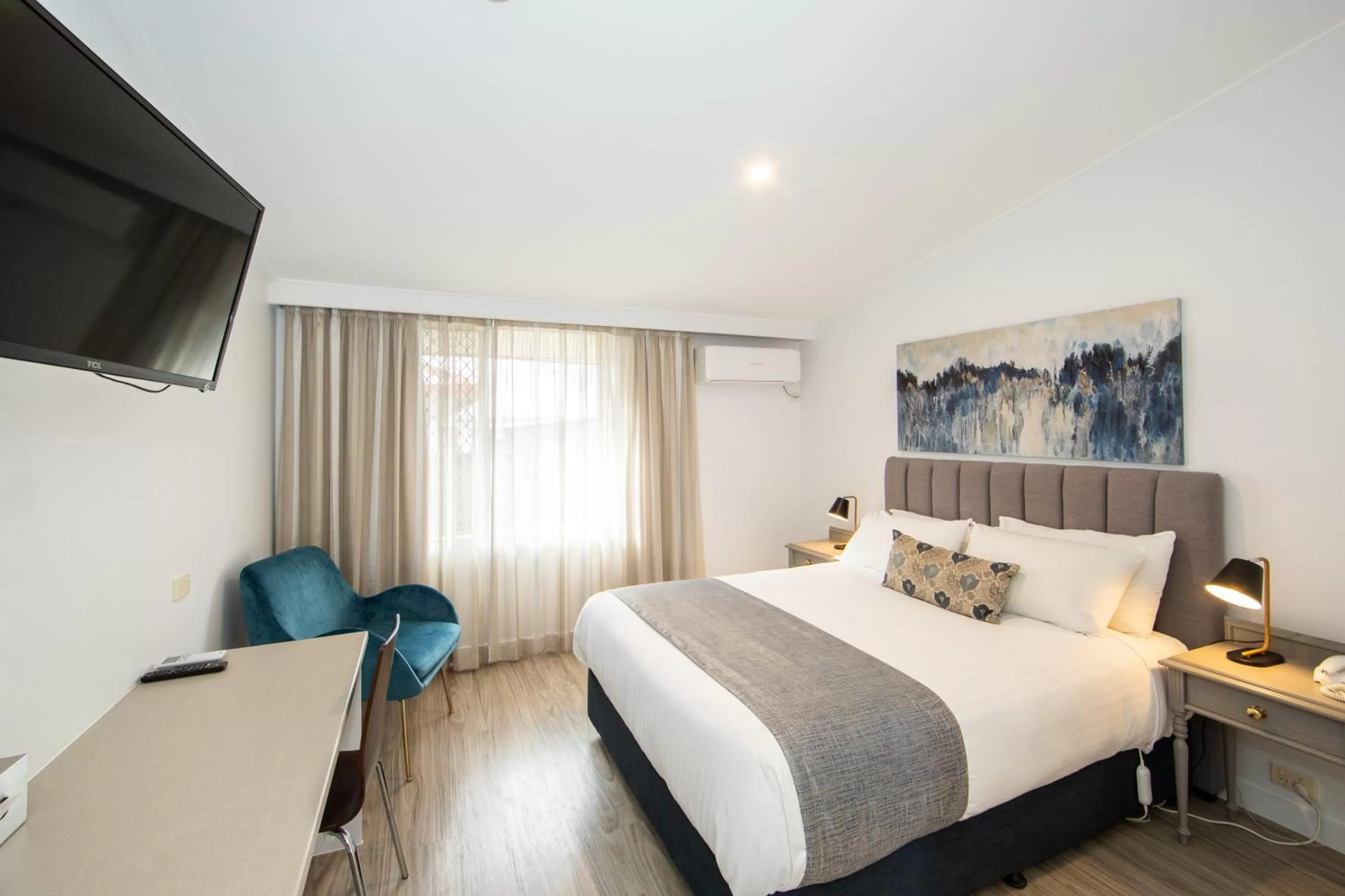 Photo of the whole room, Bed in New England Motor Lodge