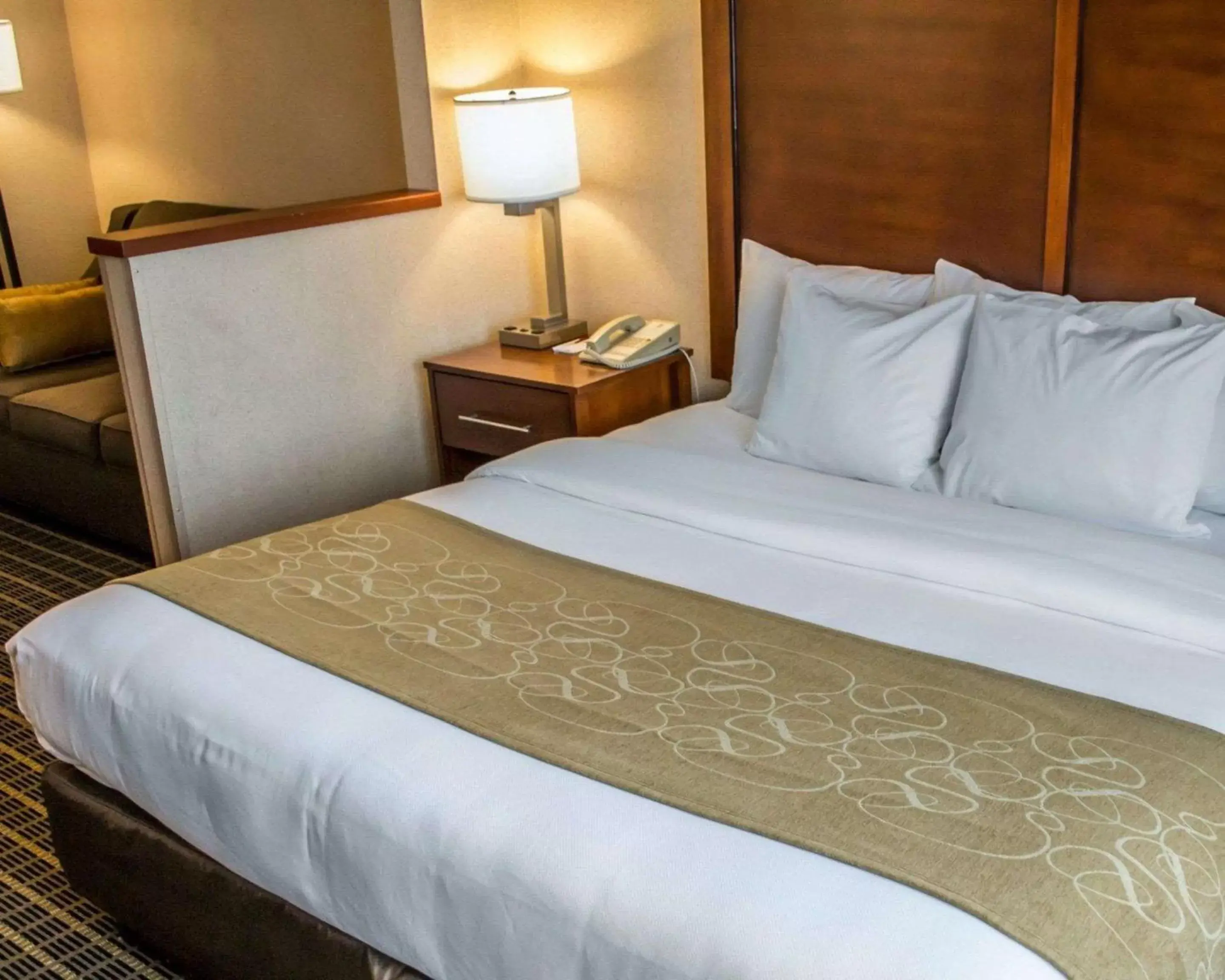 King Room with Accessible Tub - Accessible/Non-Smoking in Comfort Suites Portland Southwest King Room with Accessible Tub - Accessible/Non-Smoking in Comfort Suites Portland Southwest