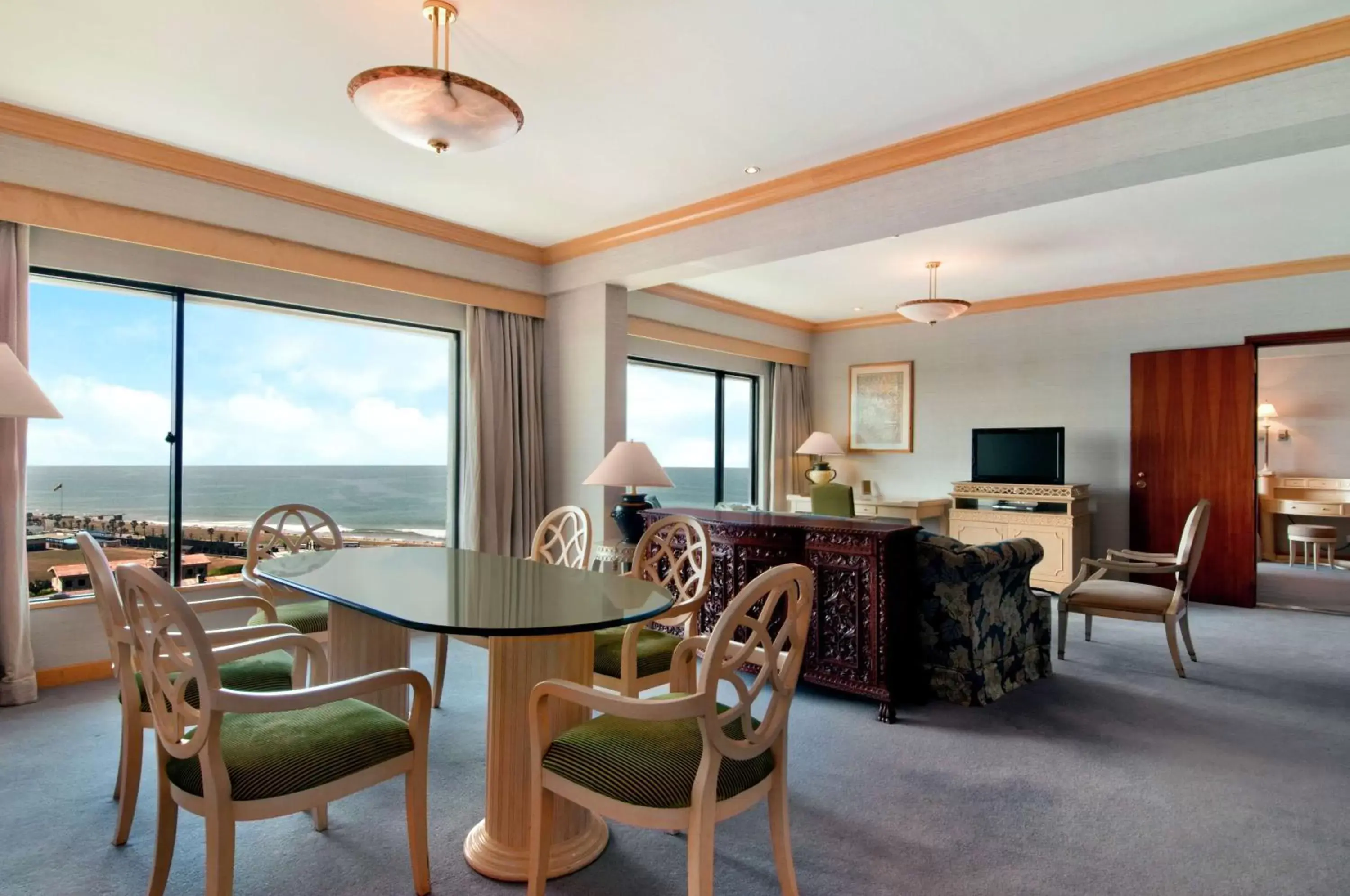 Living room, Seating Area in Hilton Colombo Hotel