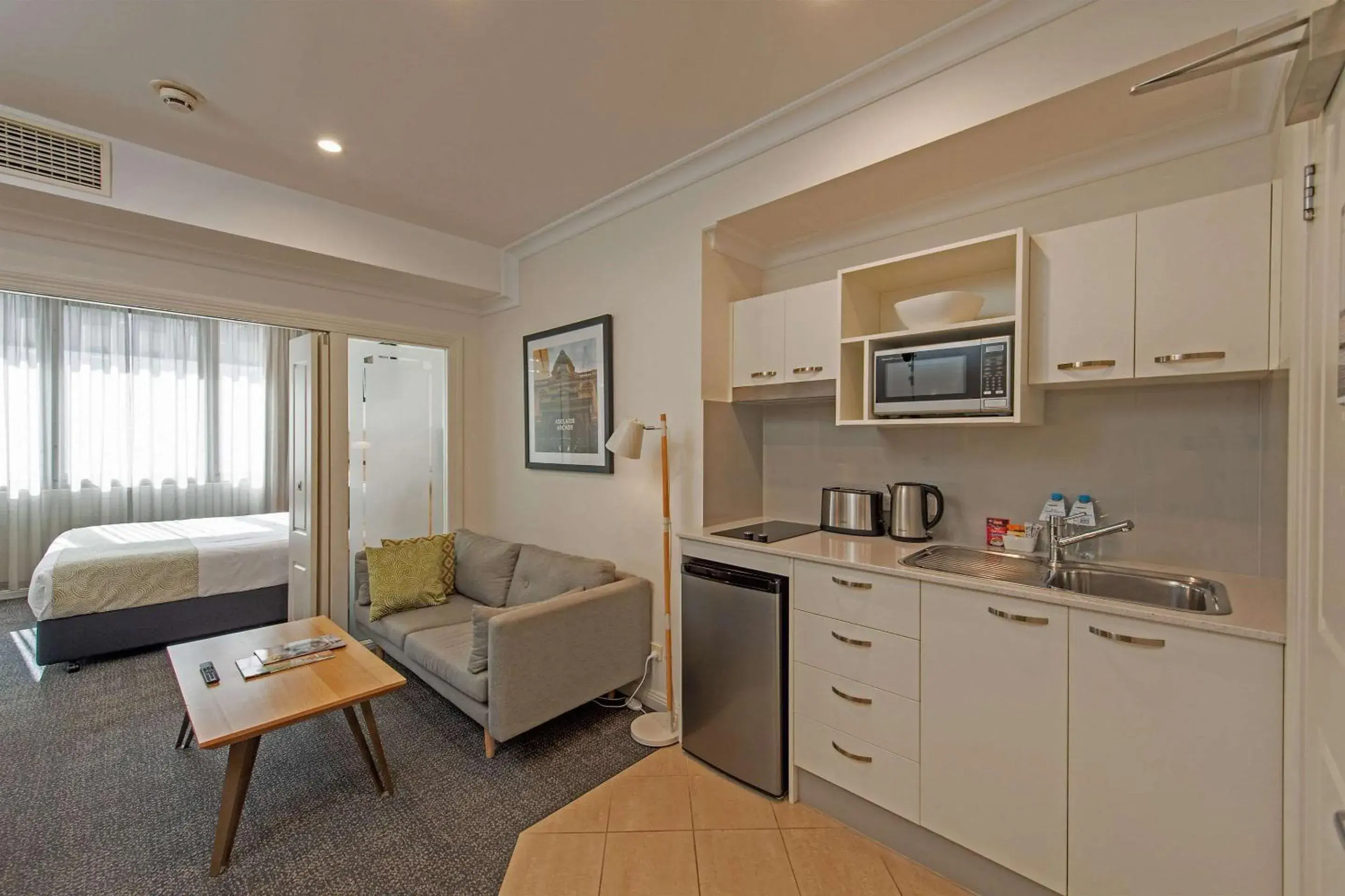 Photo of the whole room, Kitchen/Kitchenette in Quality Apartments Adelaide Central