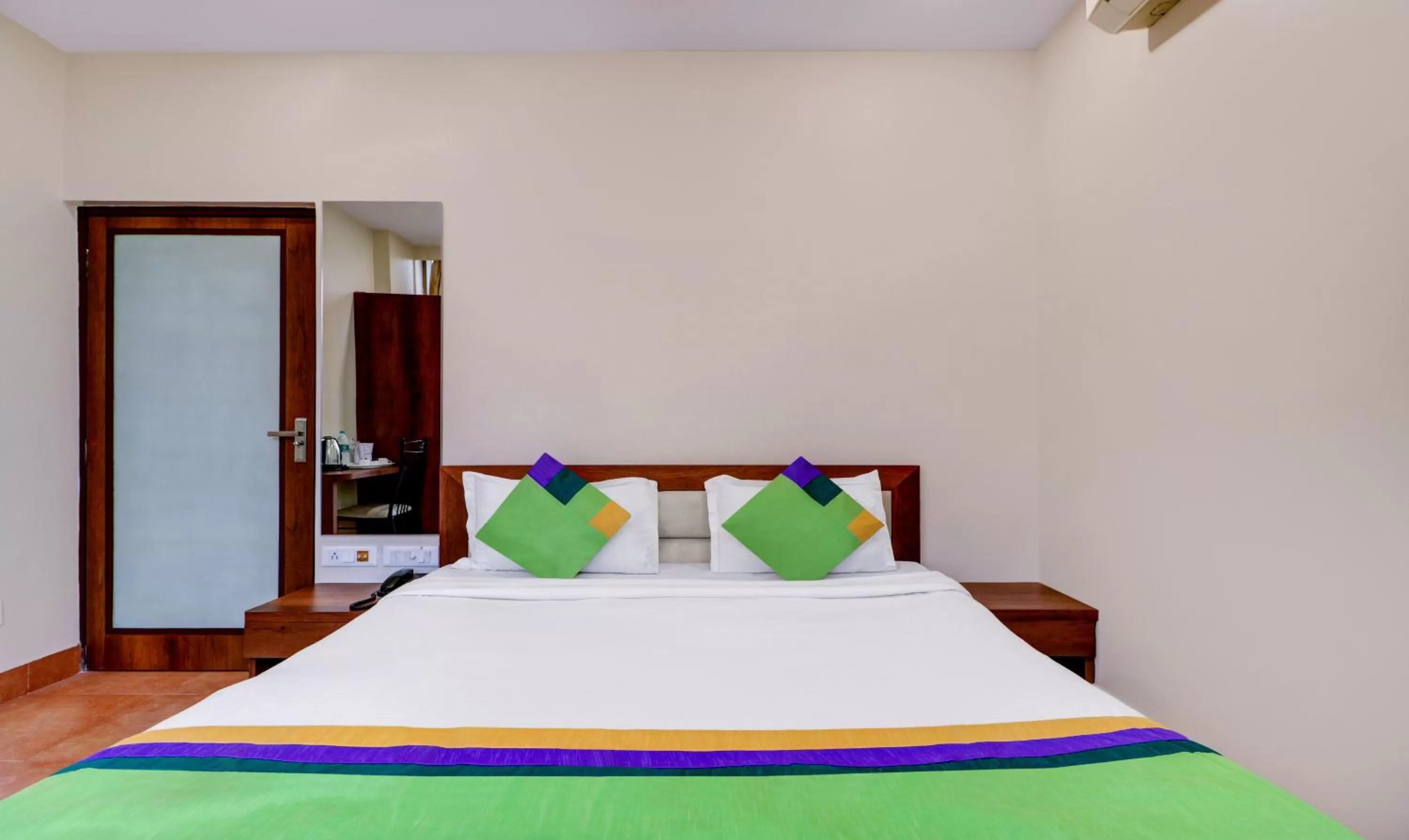 Bed in Treebo Sreema - 2 km From Salt Lake Sector V