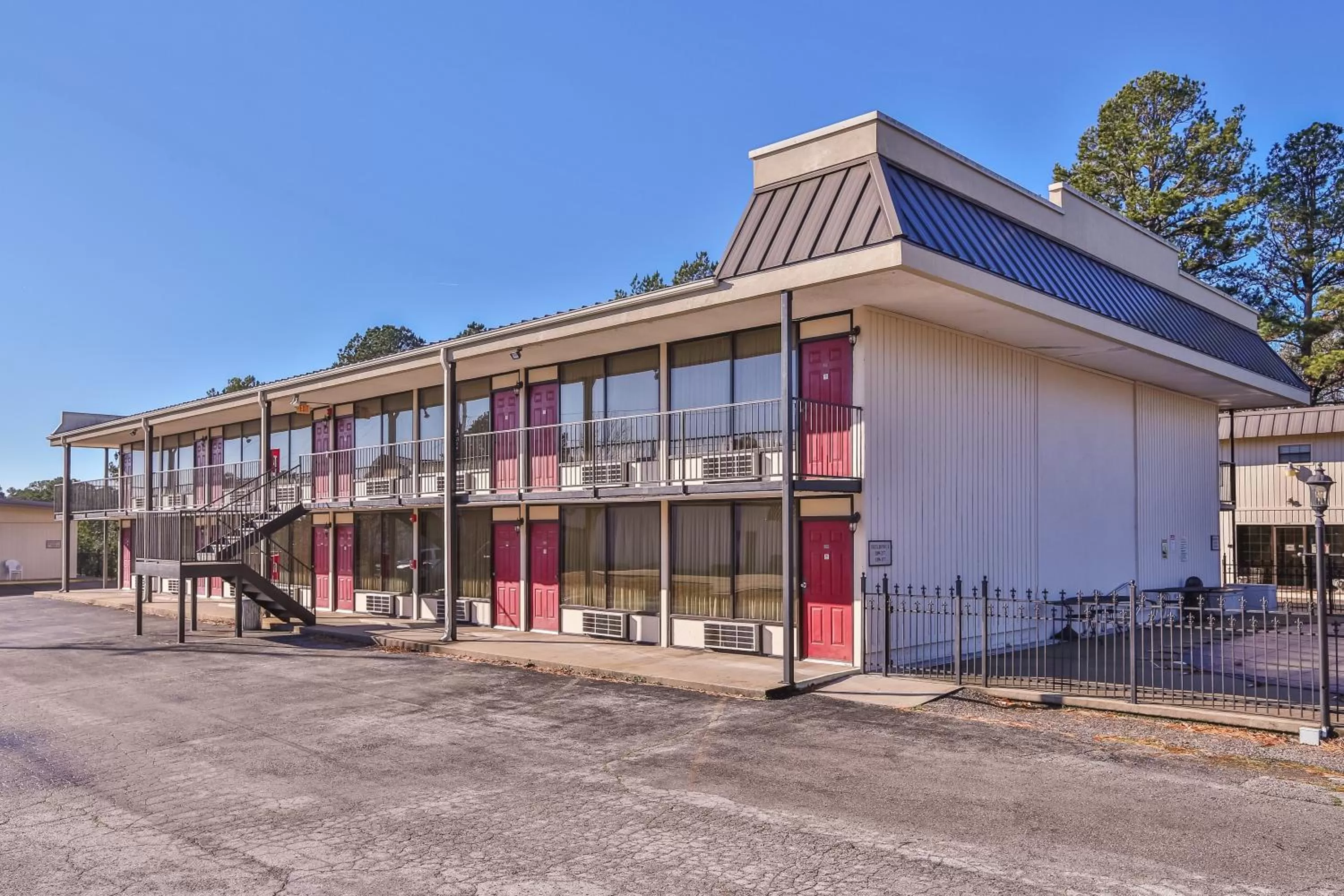 Property building in Candlewick Inn and Suites