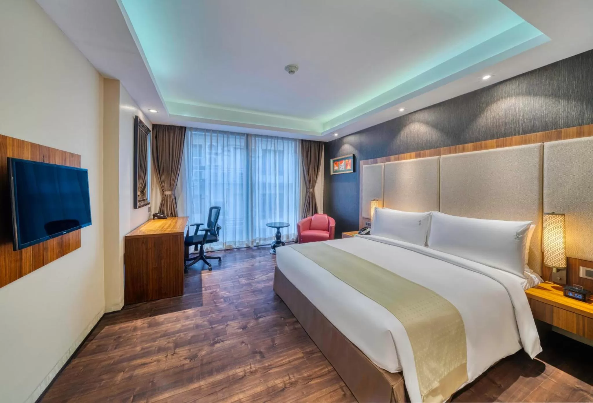 Photo of the whole room, Bed in Holiday Inn Kolkata Airport by IHG
