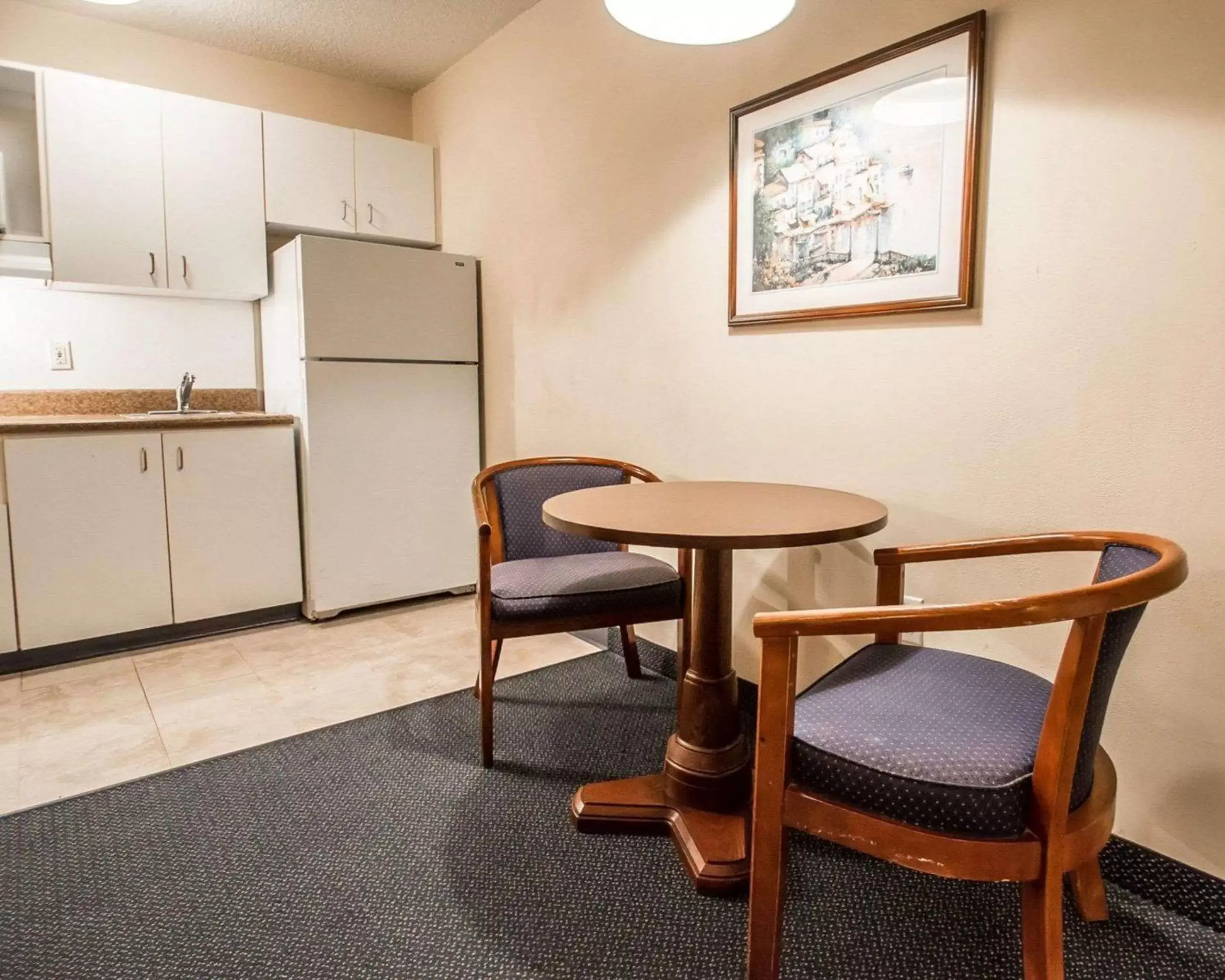 Photo of the whole room, Dining Area in Suburban Studios Airport