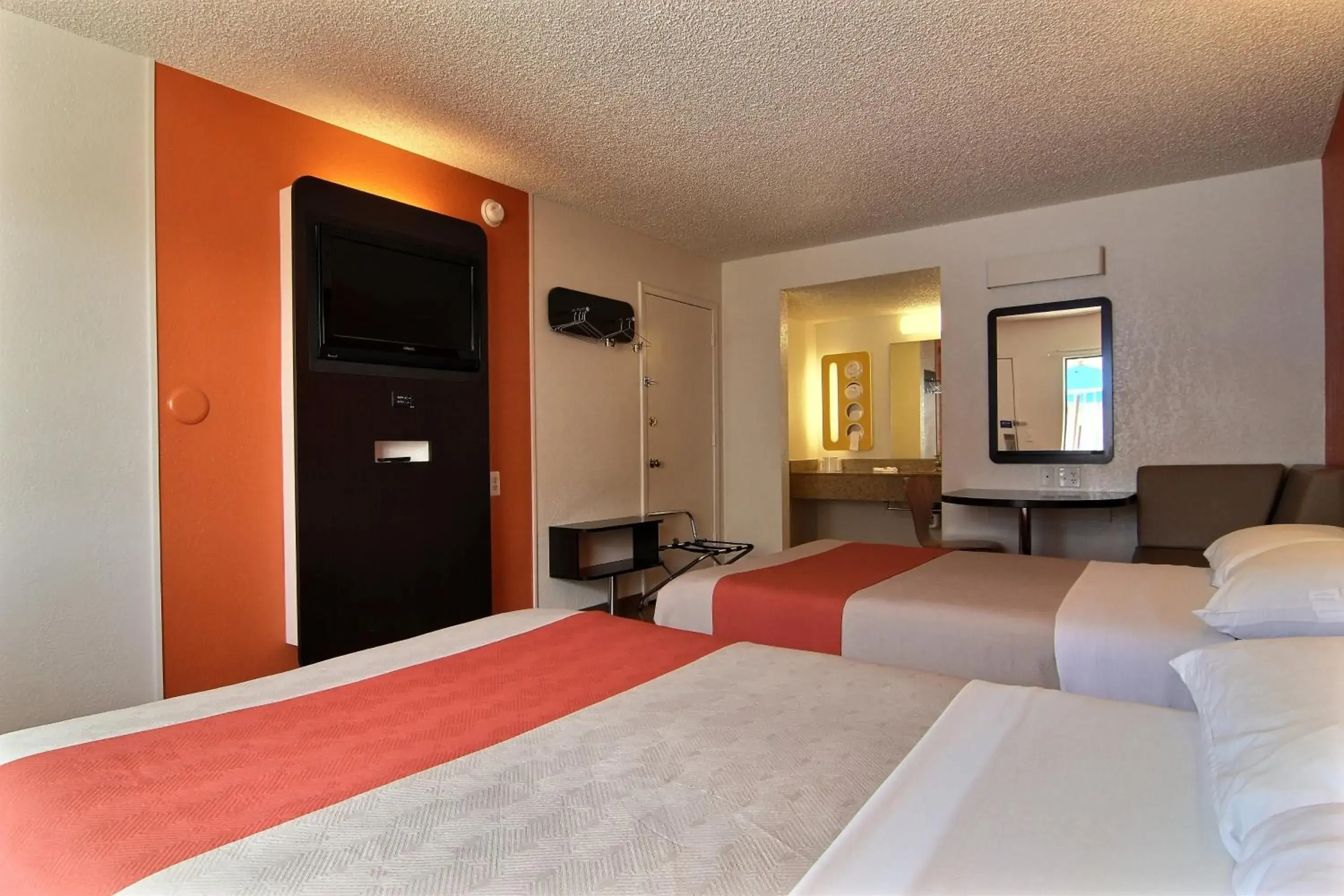 TV and multimedia, Bed in Motel 6-Albuquerque, NM - Coors Road