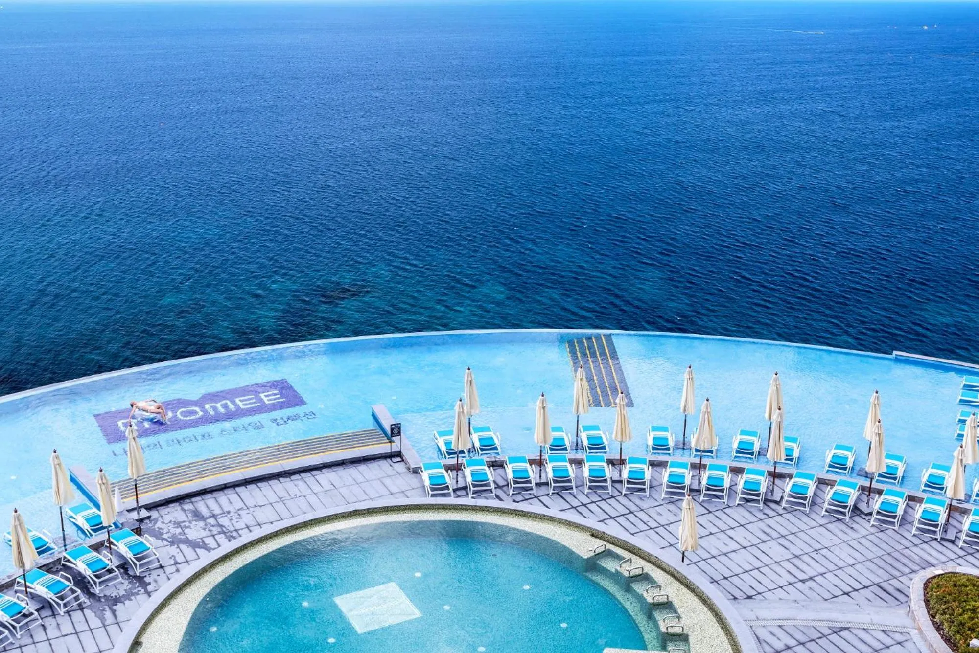 Swimming pool in Lotte Resort Sokcho