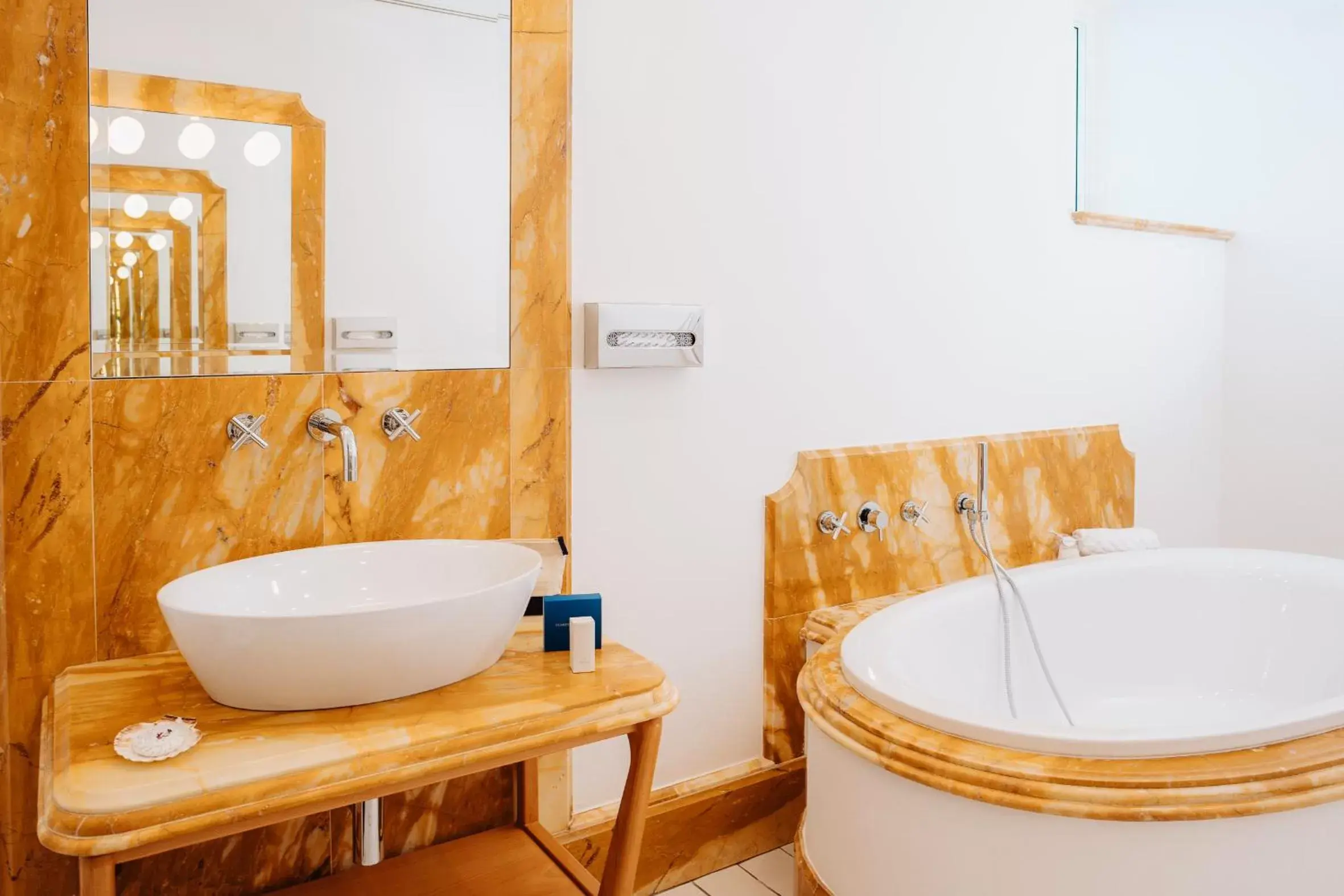 Bathroom in Hotel Marina Riviera