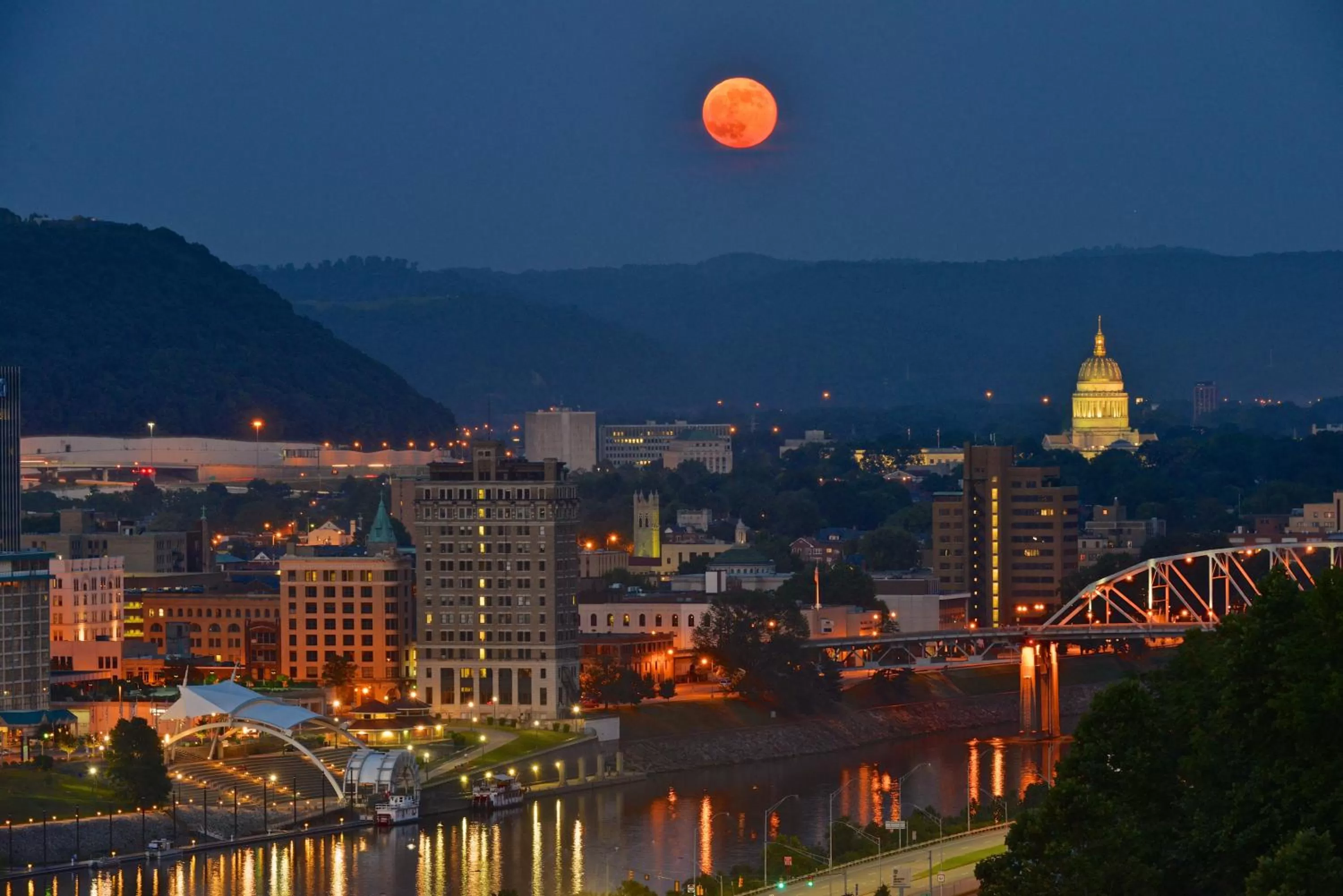Area and facilities in Holiday Inn Express Charleston-Civic Center by IHG
