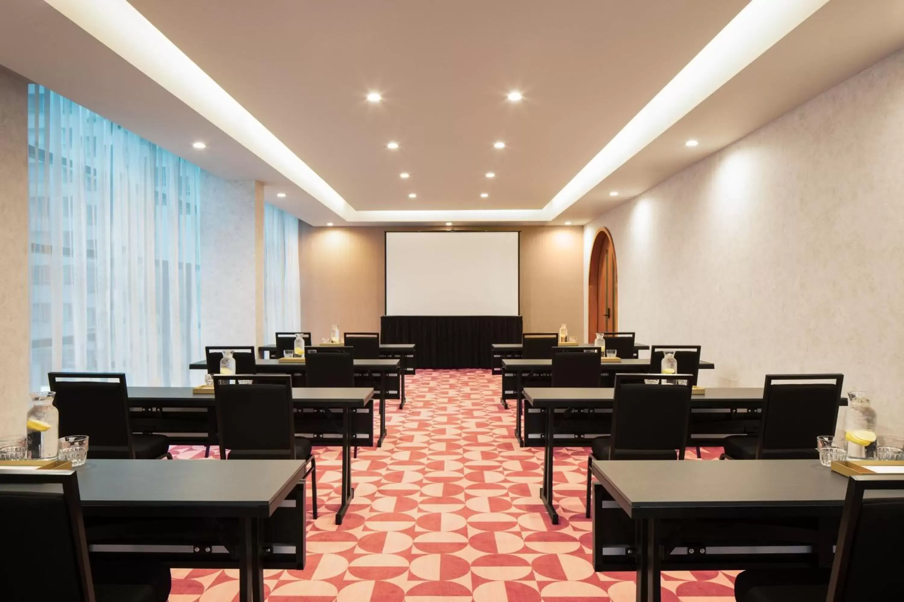 Meeting/conference room, Restaurant/Places to Eat in HONEYROSE Hotel, Montreal, a Tribute Portfolio Hotel