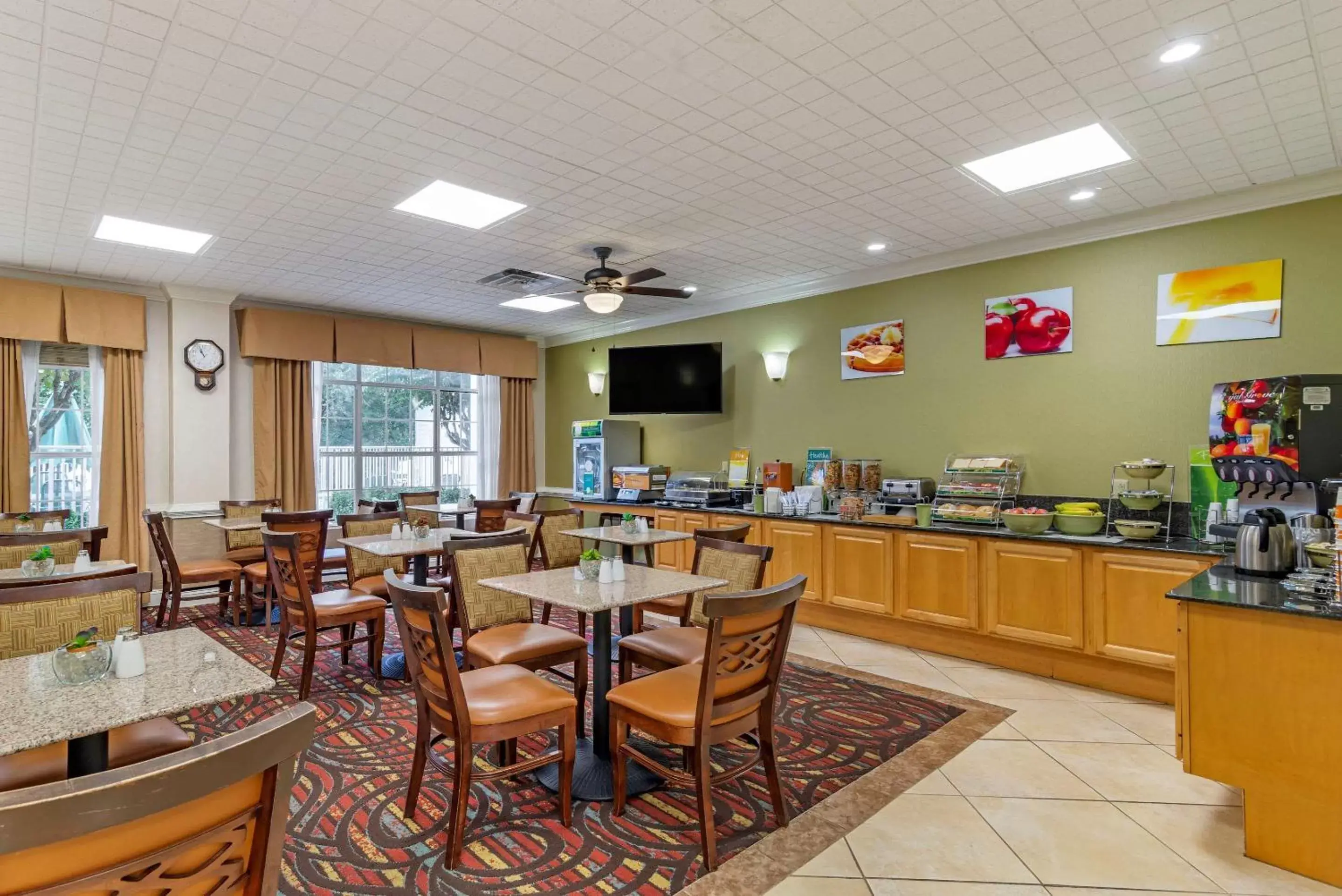 Restaurant/Places to Eat in Quality Inn Fayetteville Near Historic Downtown Square