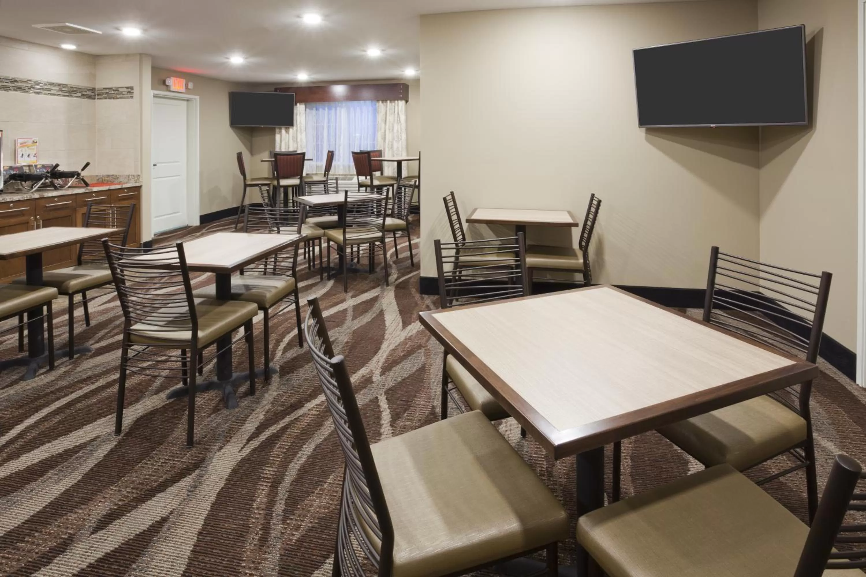 Photo of the whole room in Gateway Park Hotel and Suites - Sioux Falls -Tea