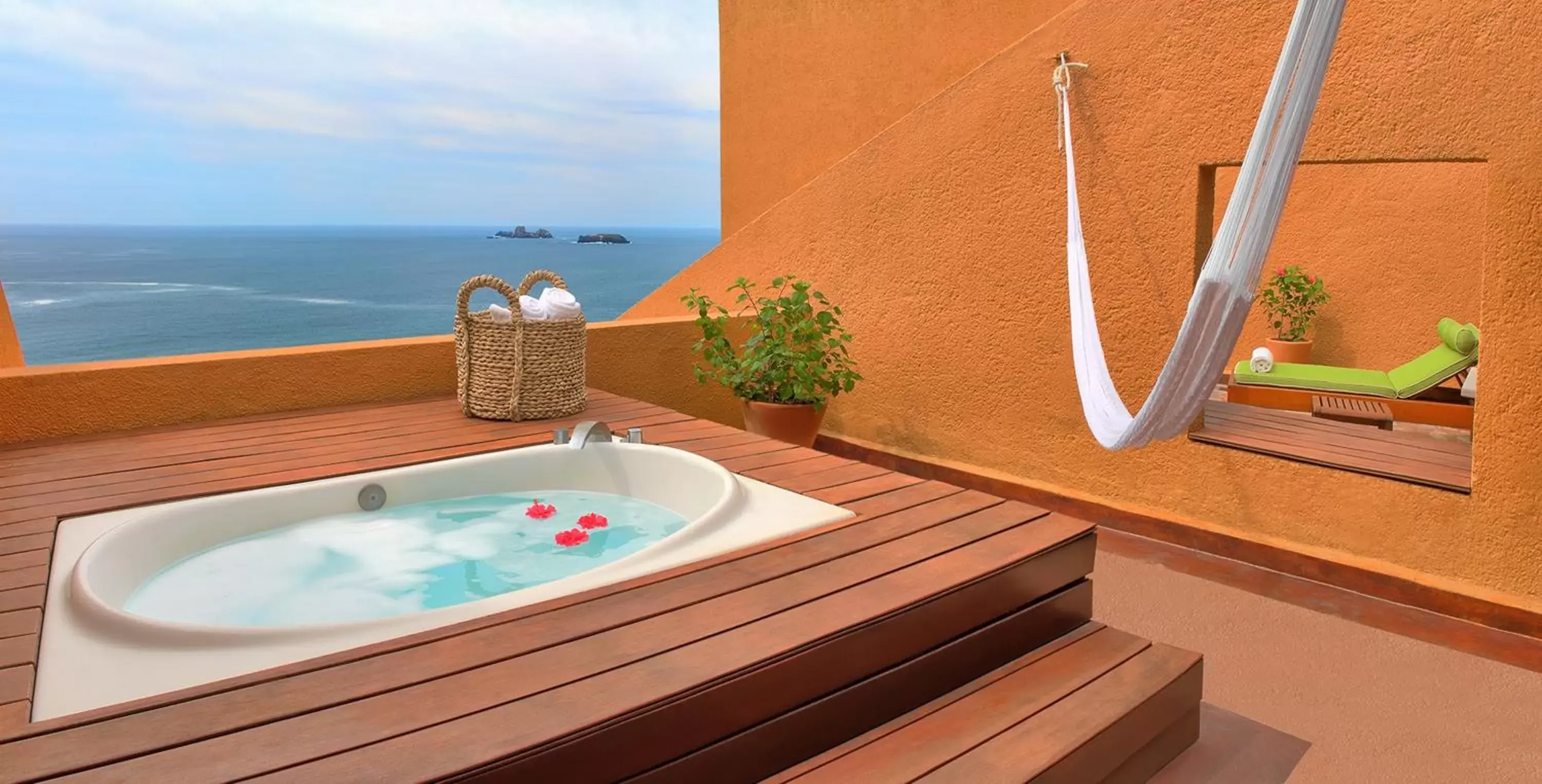 Hot Tub, Bathroom in Las Brisas Ixtapa