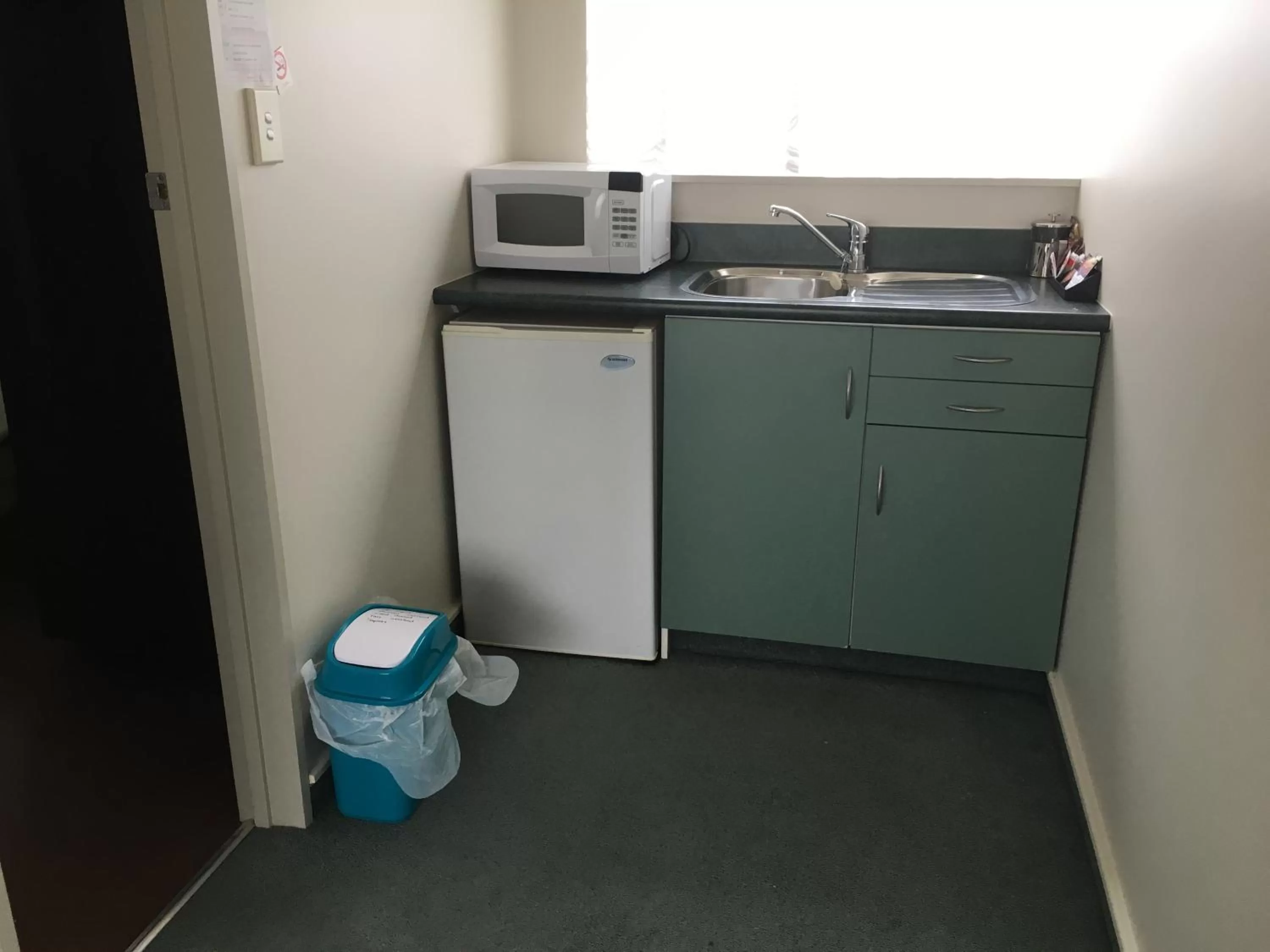 Kitchen or kitchenette in Ascot Oamaru Motel