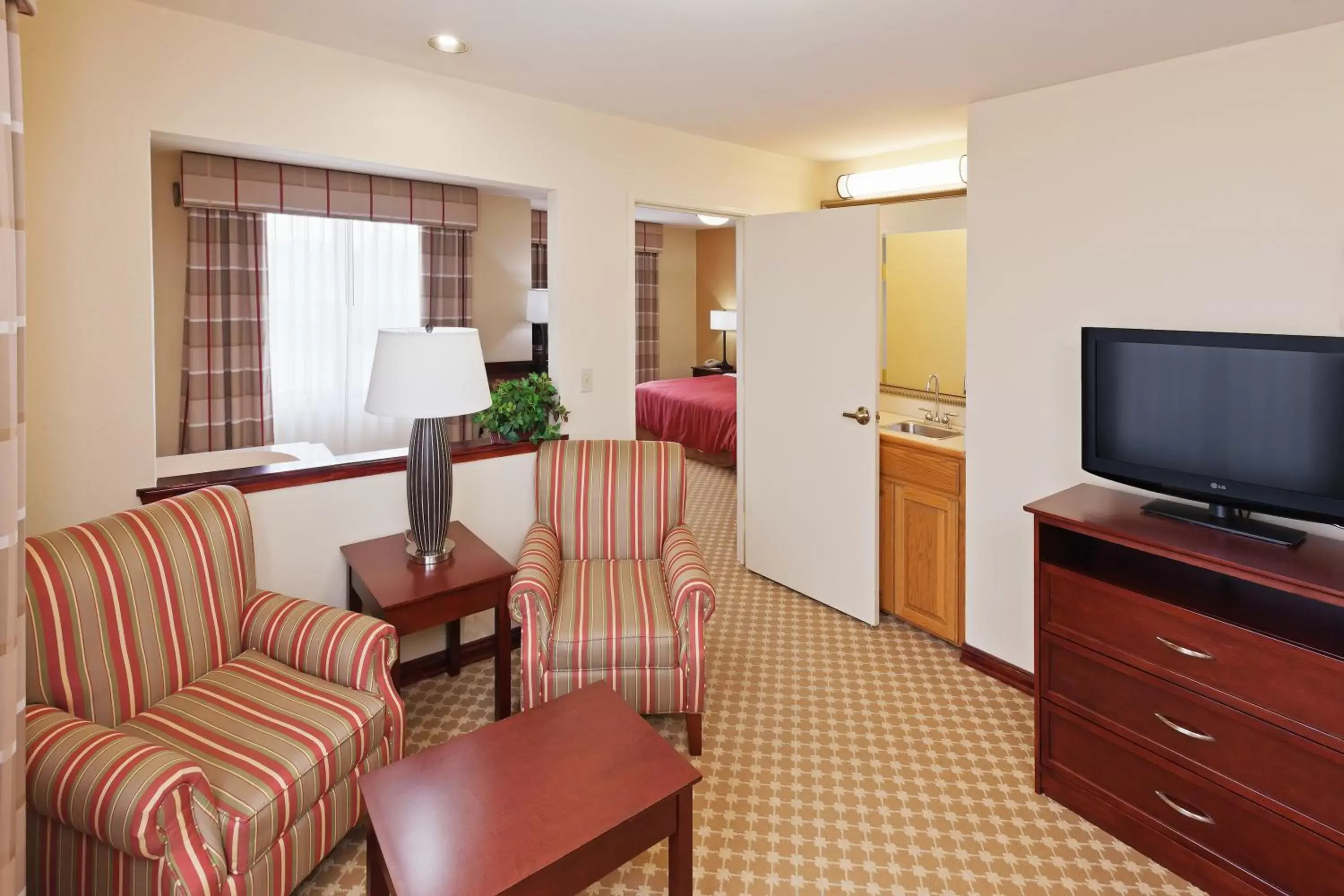 Living room, Seating Area in Country Inn & Suites by Radisson, Tulsa, OK