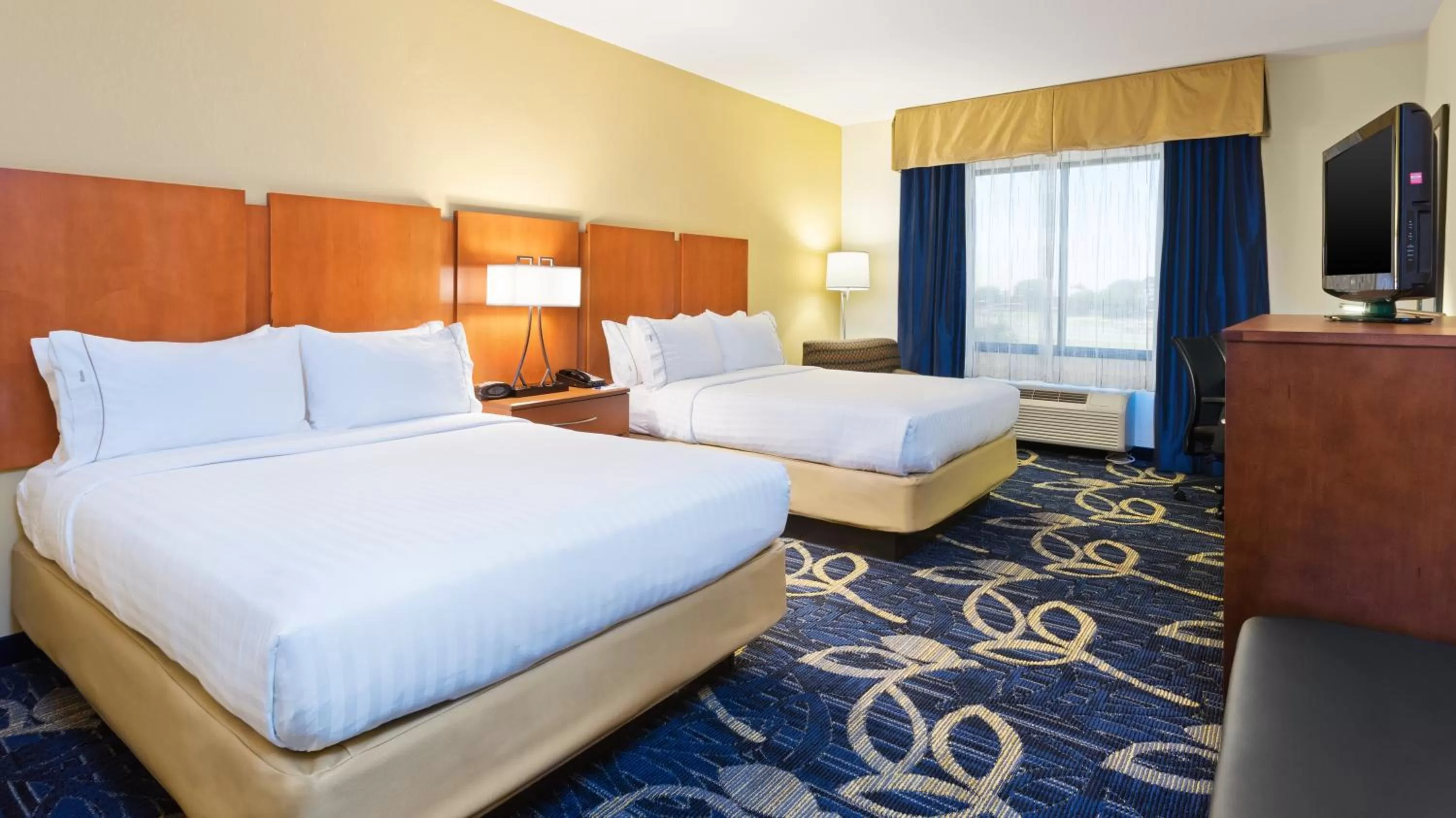 Photo of the whole room, Bed in Holiday Inn Express & Suites Midland Loop 250 by IHG