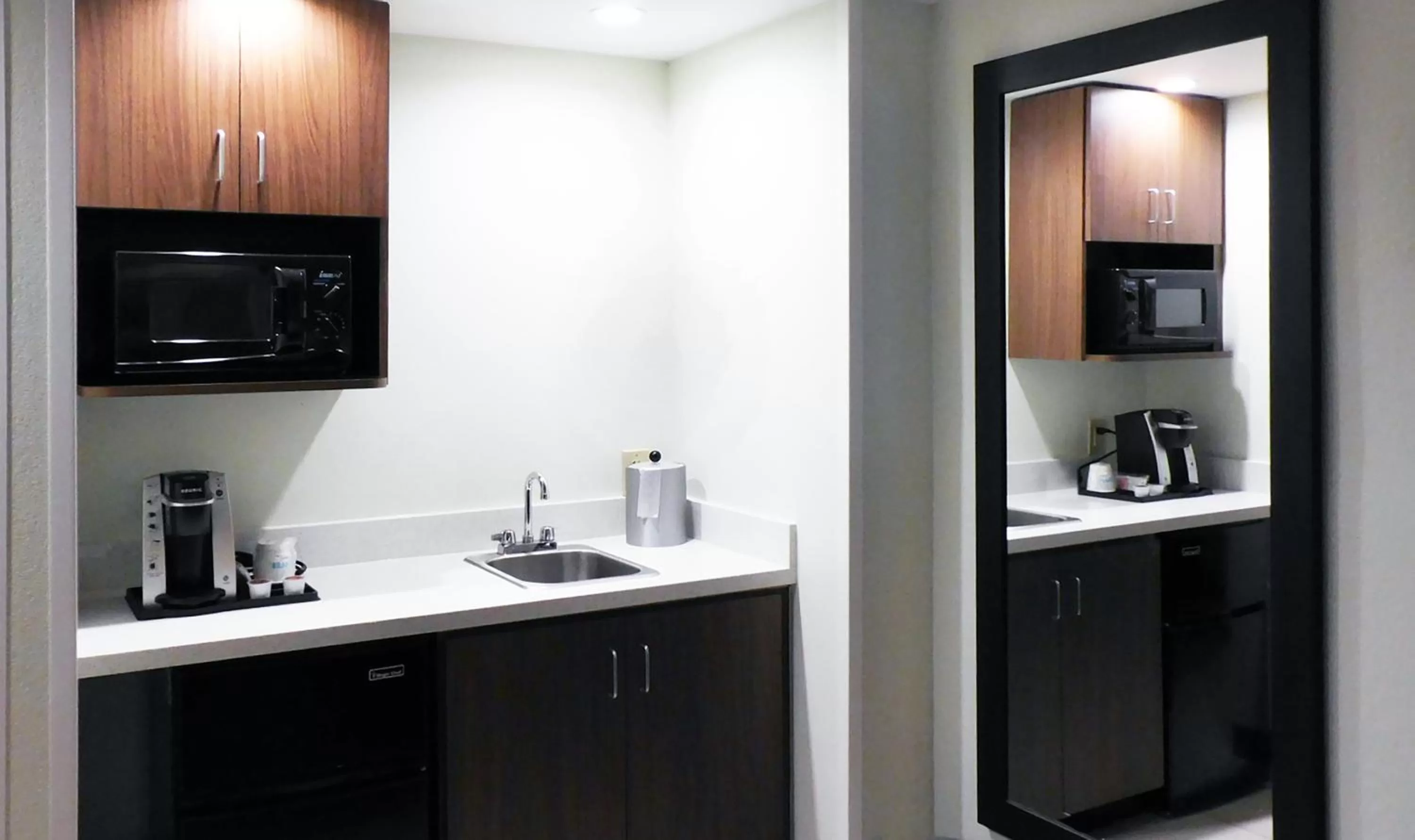 Kitchen or kitchenette in Holiday Inn Express - Coventry S - West Warwick Area by IHG