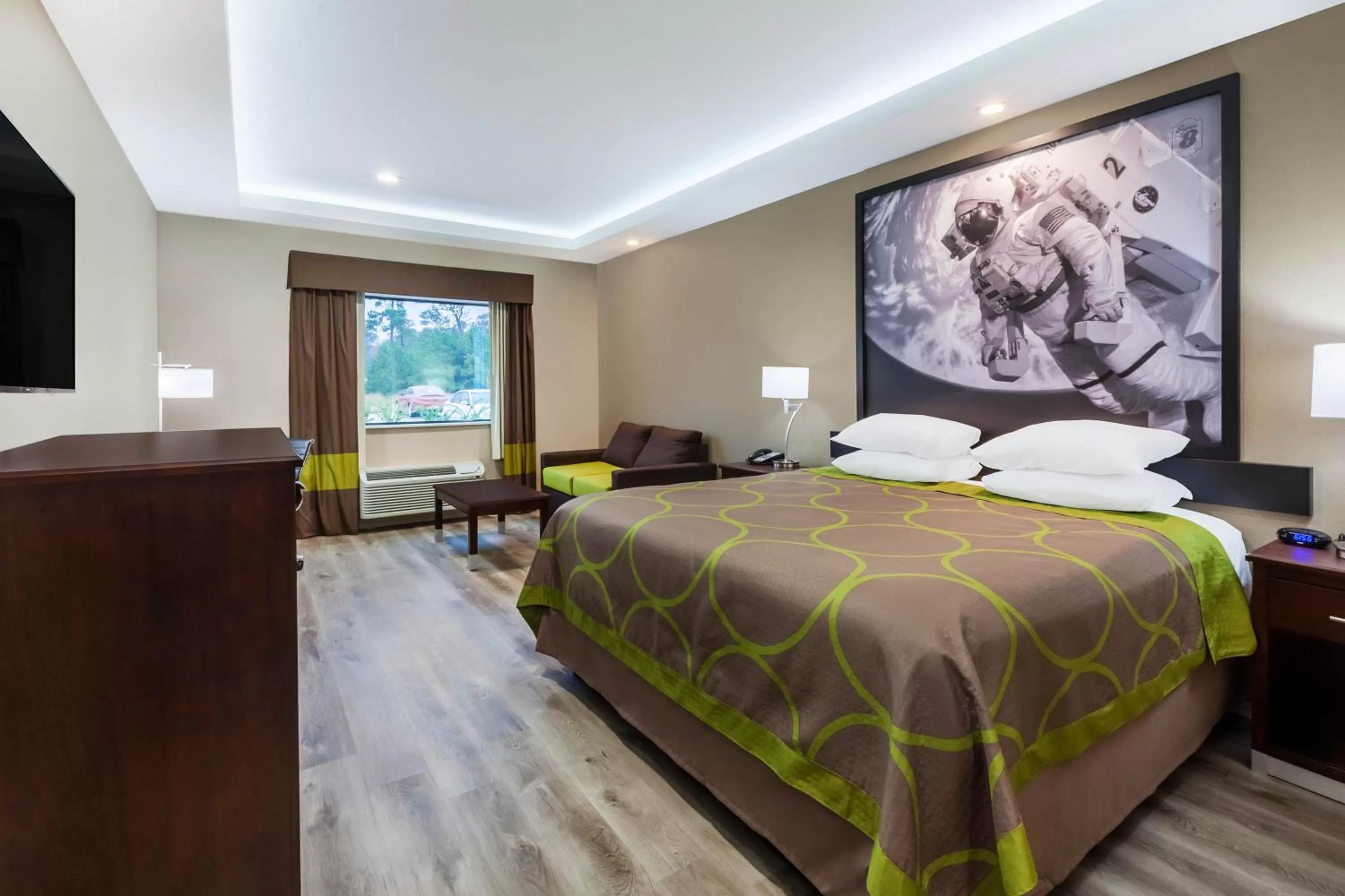 Photo of the whole room, Bed in Super 8 by Wyndham Kingwood Houston North