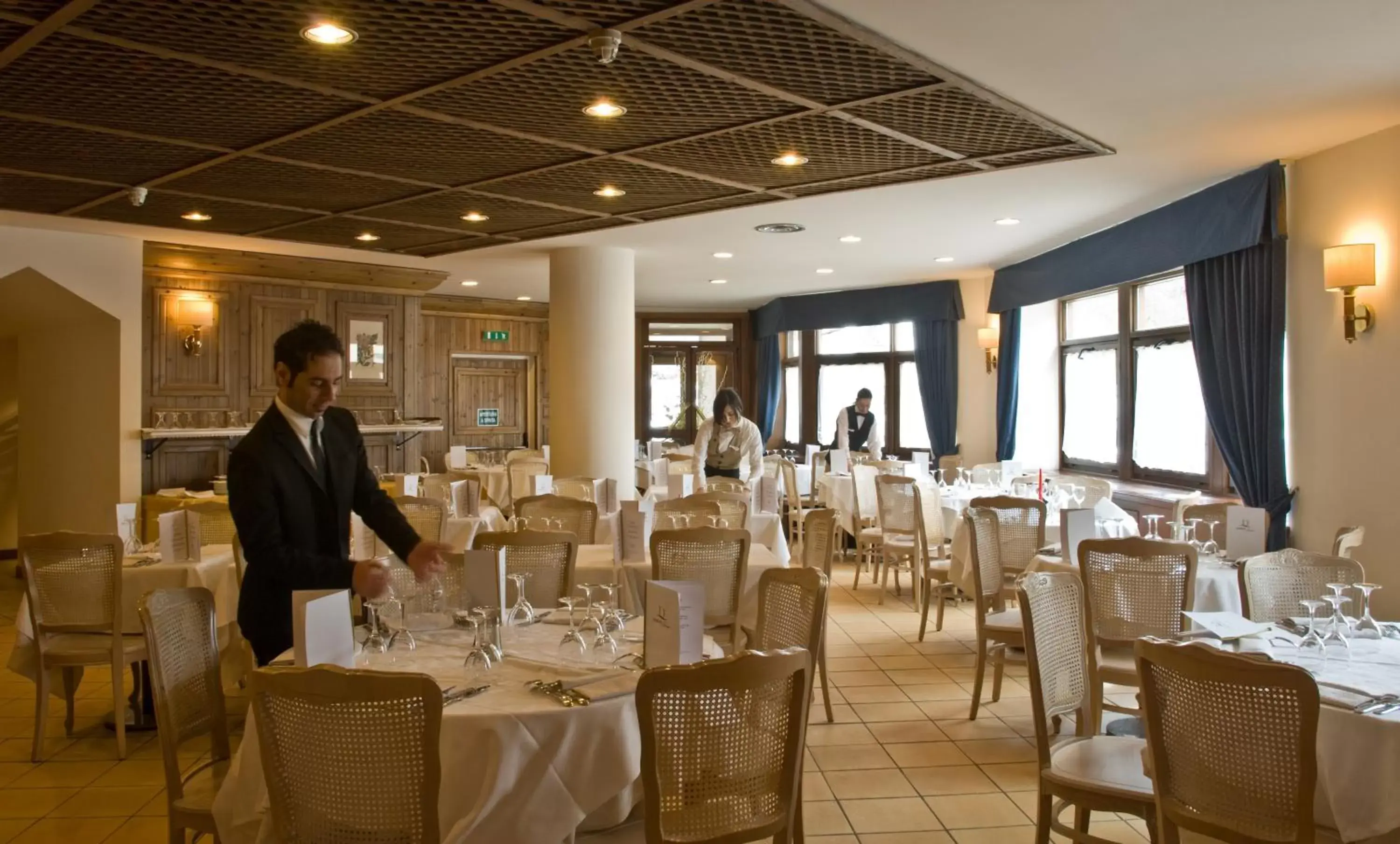 Staff, Restaurant/Places to Eat in Hotel Alaska Cortina