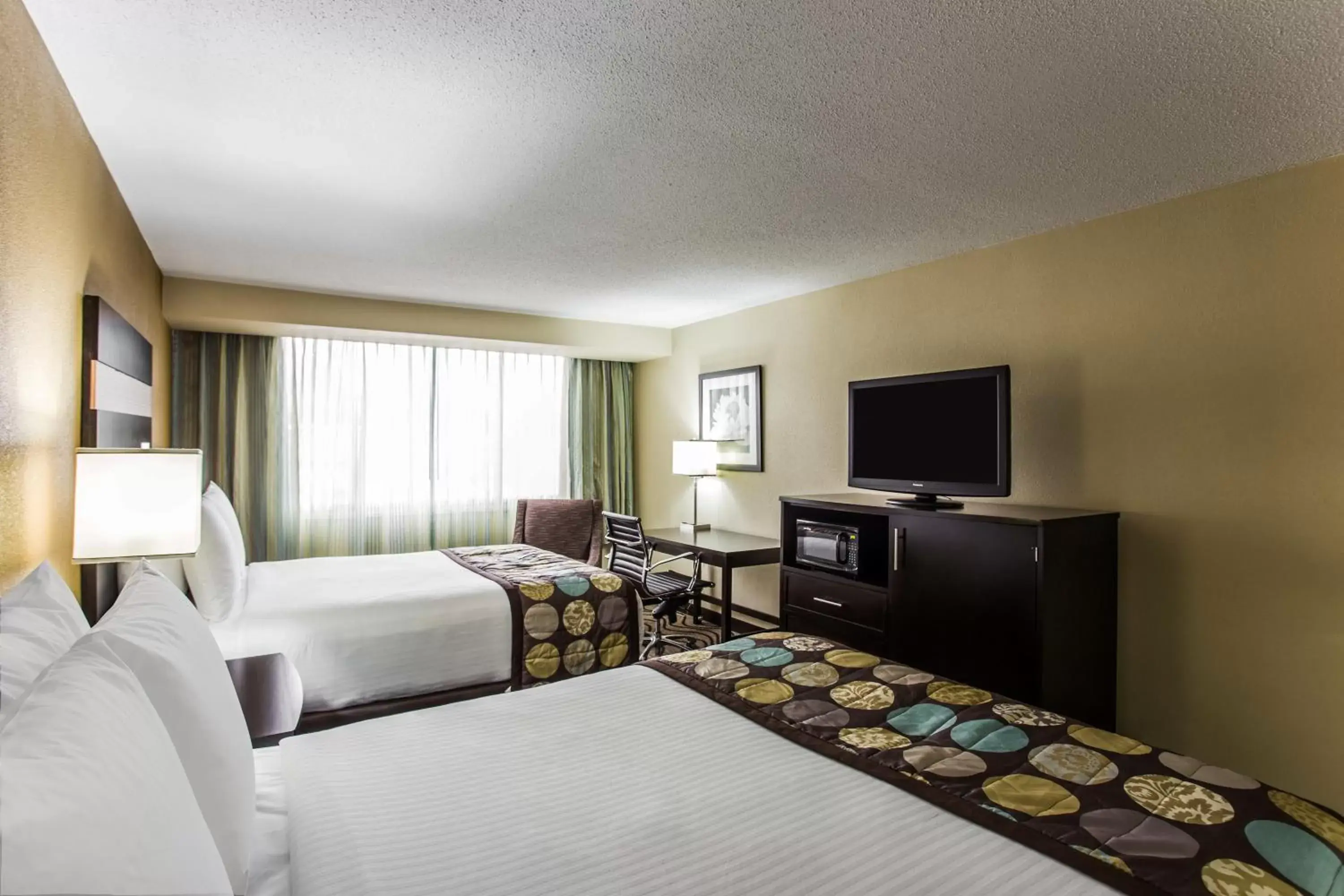 Bedroom, TV/Entertainment Center in Clarion Hotel Charlotte Airport & Conference Center