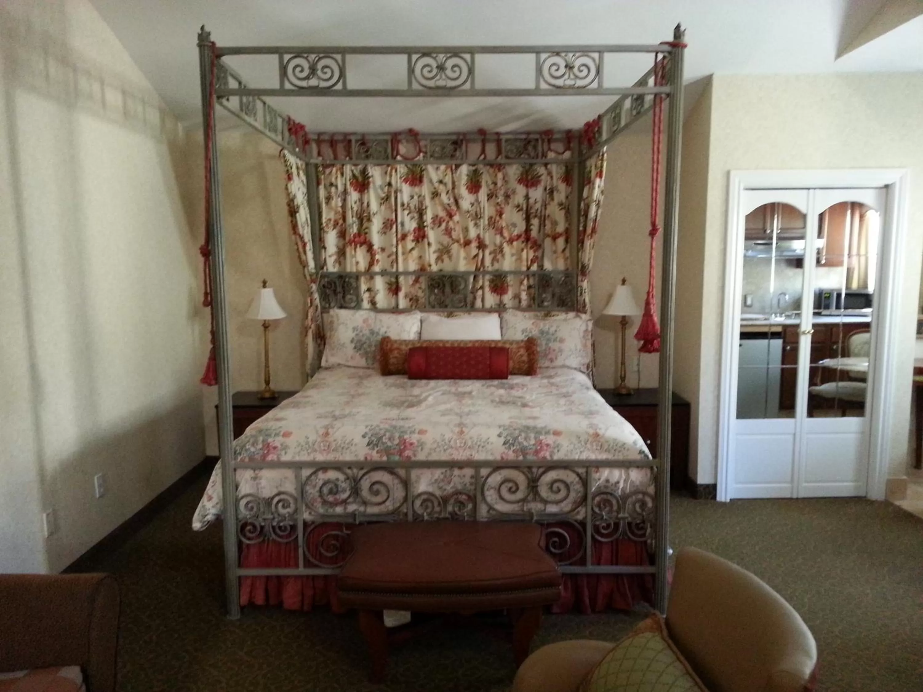 Bed in The Vendange Carmel Inn & Suites