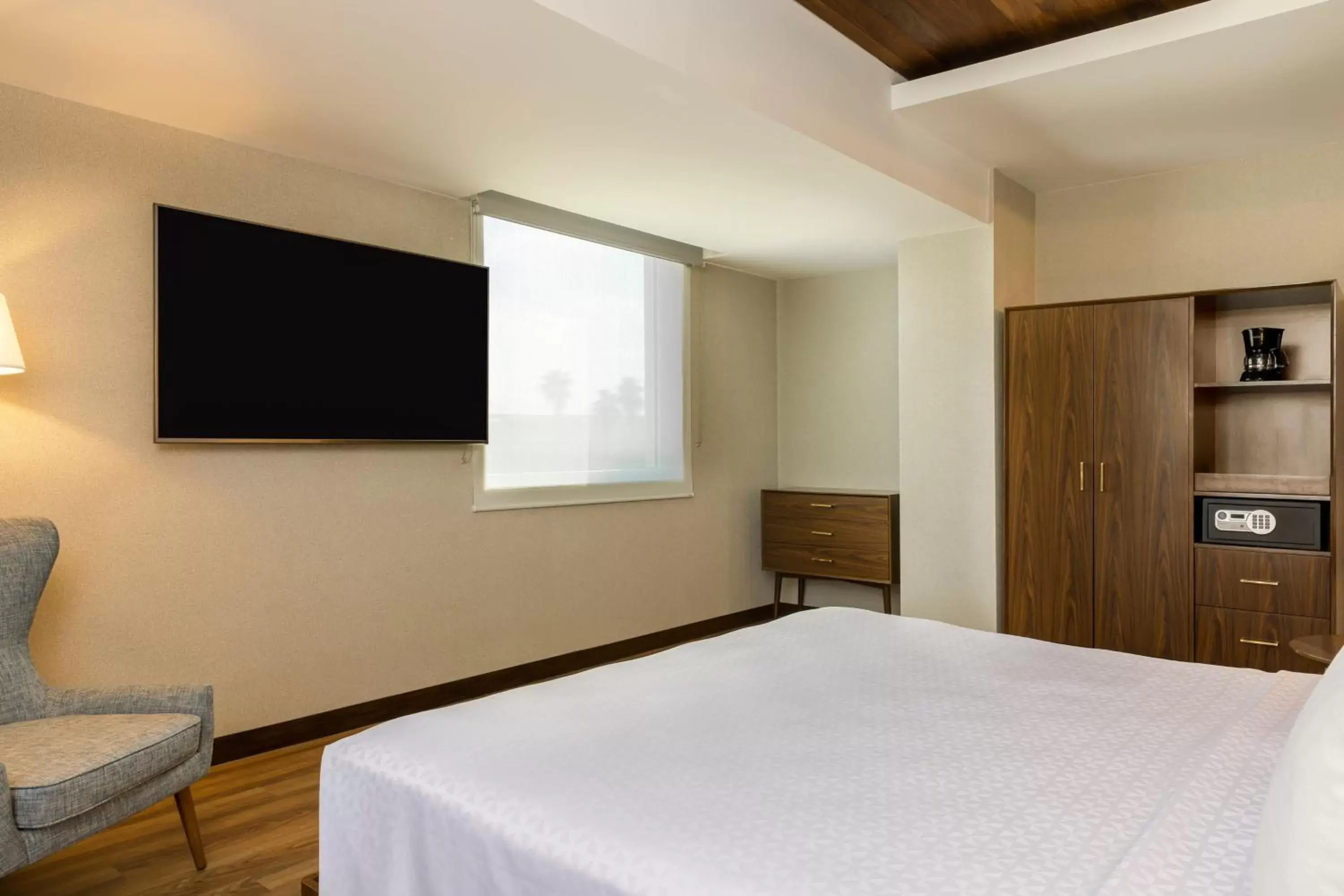 Photo of the whole room, Bed in Four Points by Sheraton Monterrey Airport