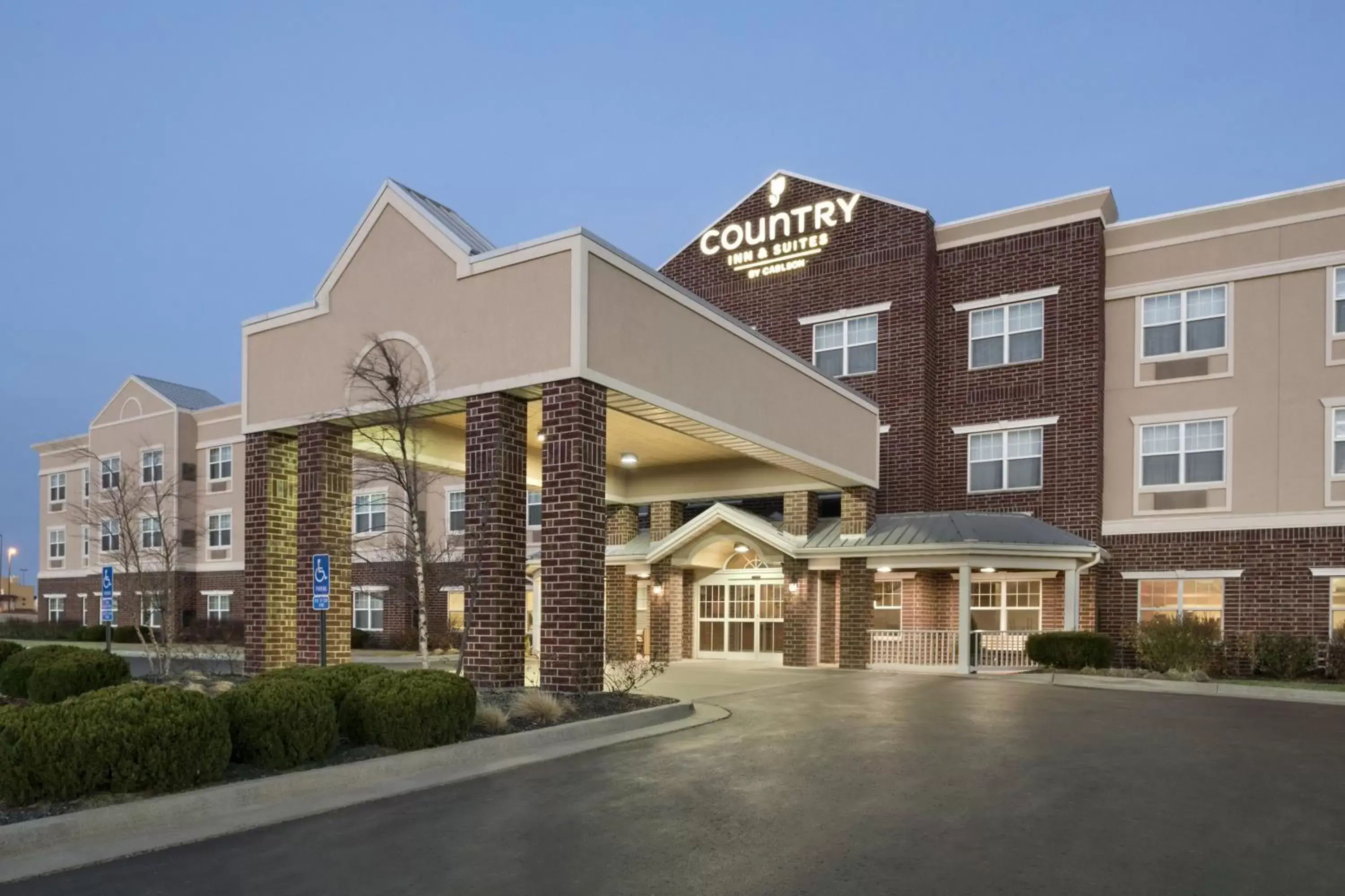 Facade/entrance, Property Building in Country Inn & Suites by Radisson, Kansas City at Village West, KS