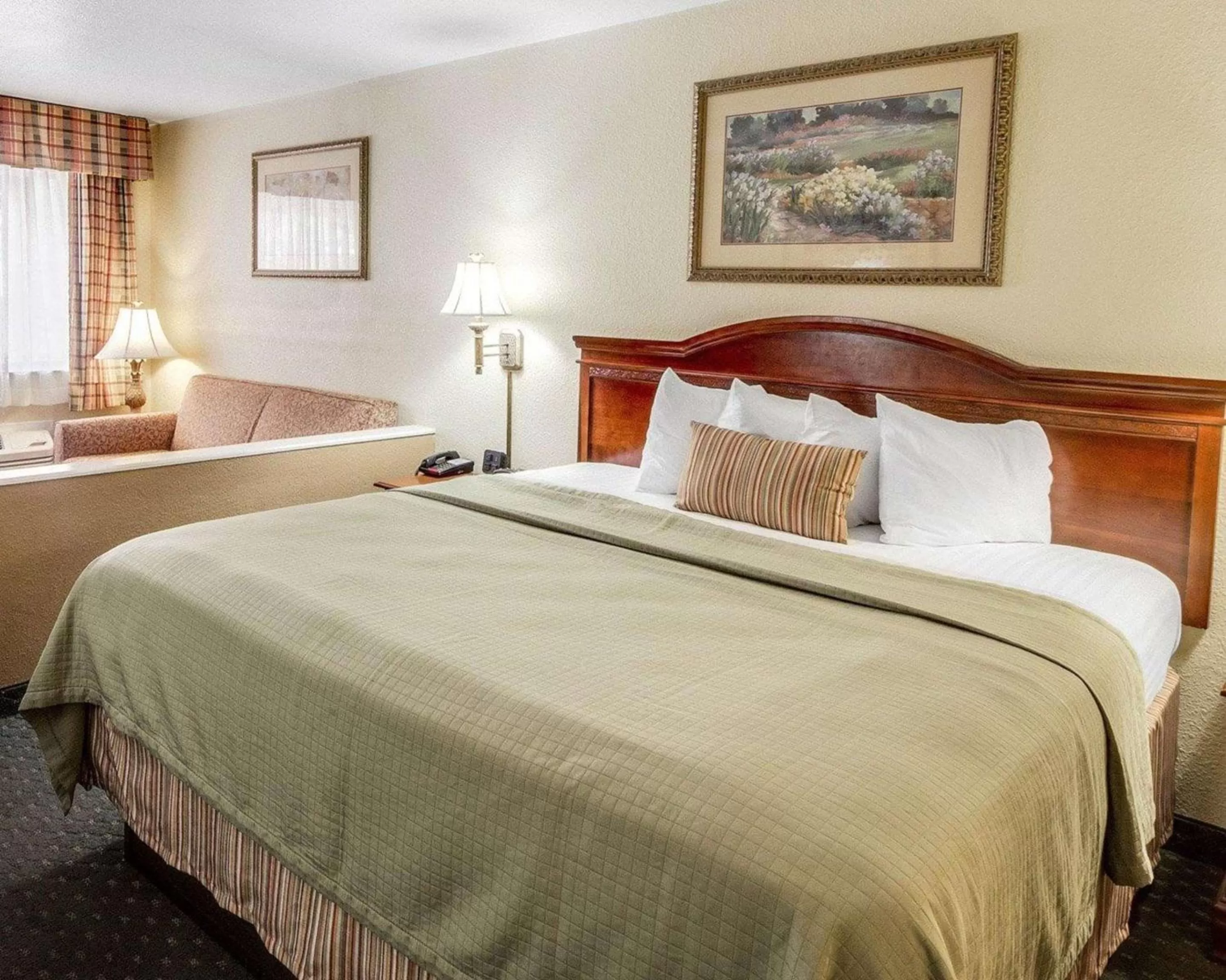 Photo of the whole room, Bed in Econo Lodge Inn & Suites Eagle Pass