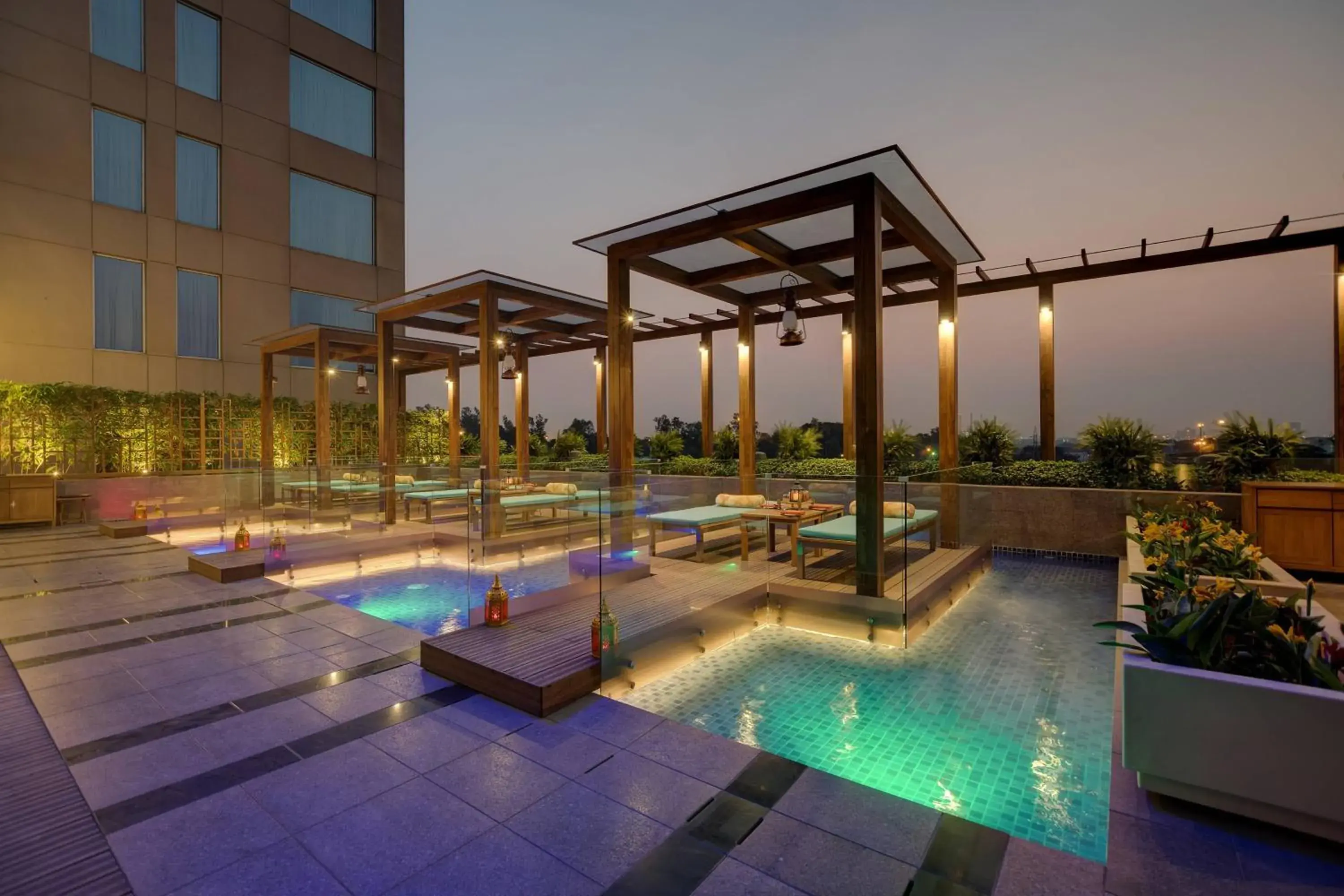 Restaurant/places to eat, Swimming Pool in Courtyard by Marriott Surat
