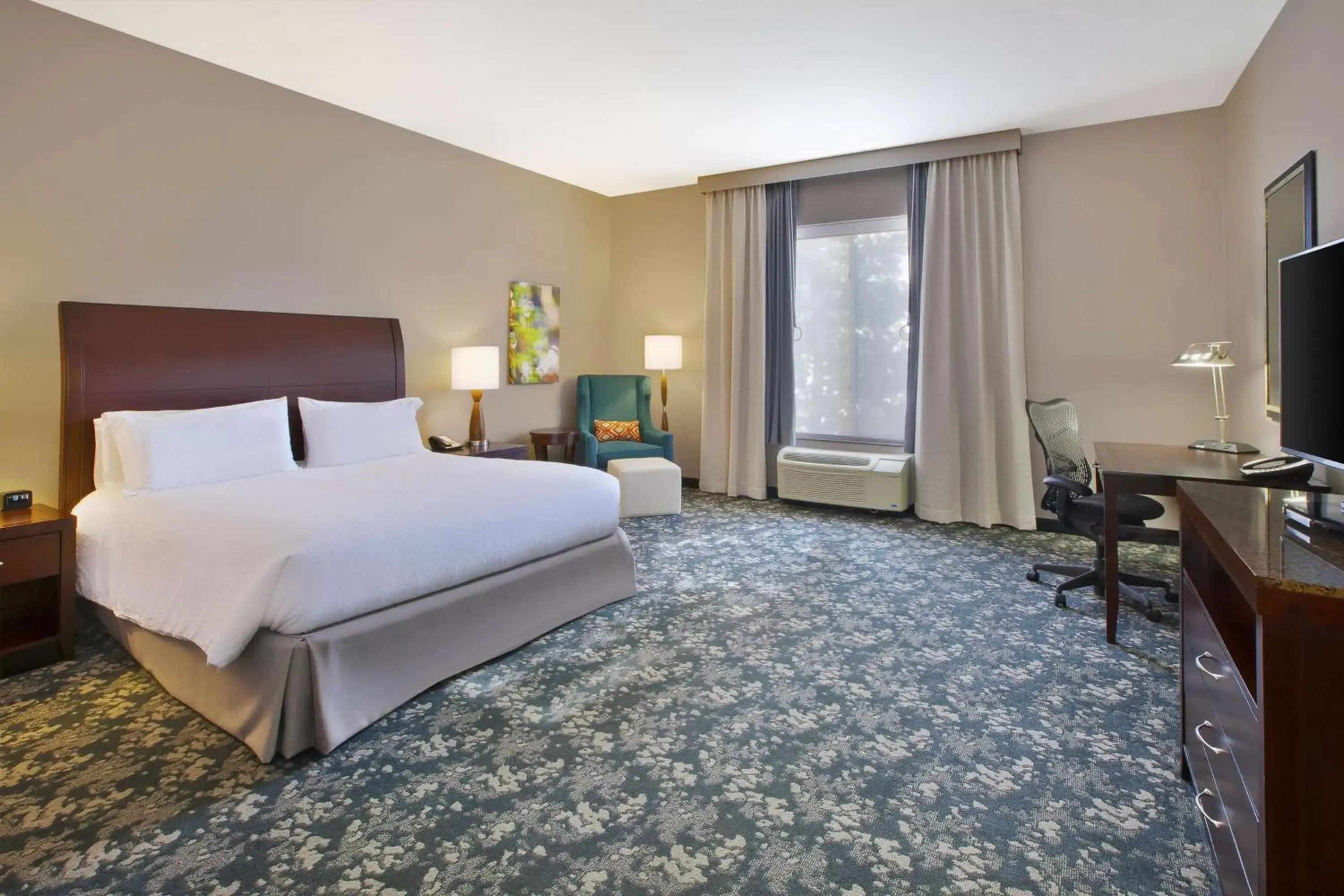 Bedroom, Bed in Hilton Garden Inn Detroit/Novi