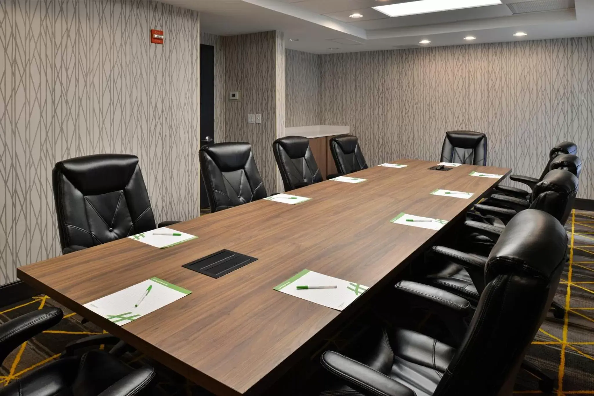 Meeting/conference room in Holiday Inn Hotel & Suites Overland Park-Convention Center, an IHG Hotel