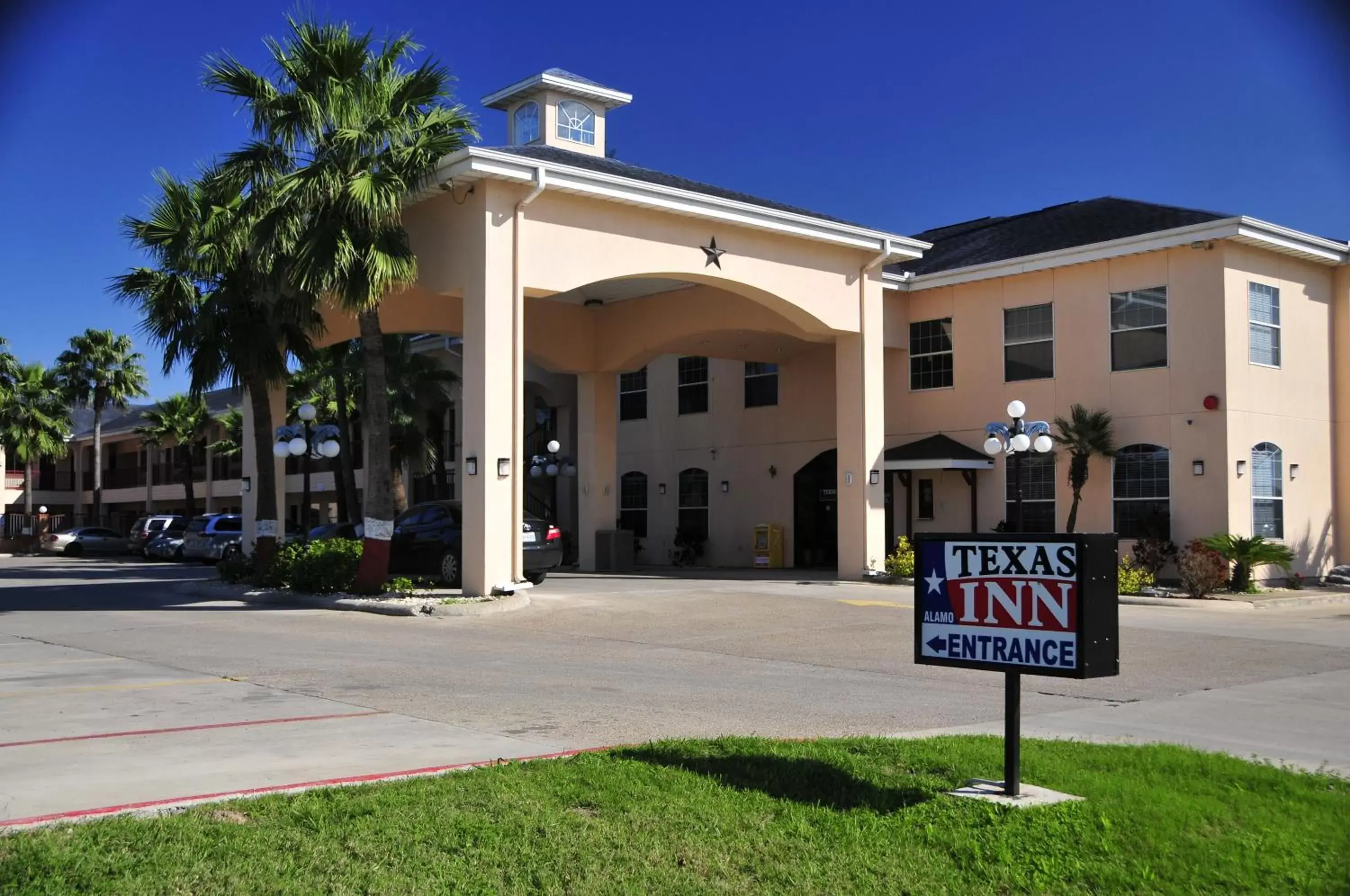 Facade/entrance, Property Building in Texas Inn Alamo