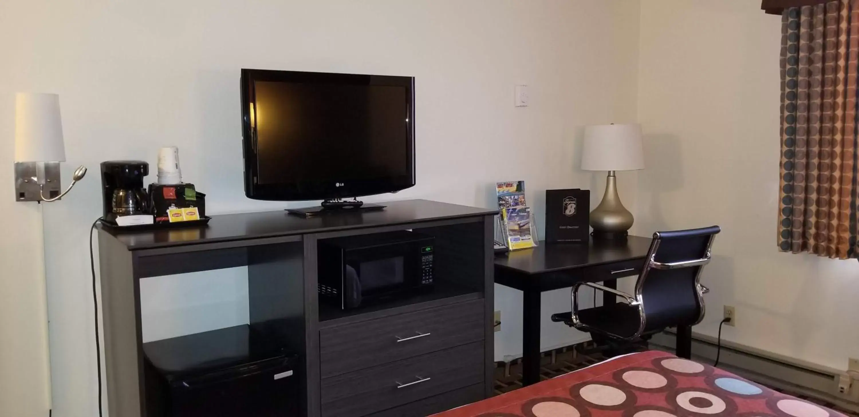 Bed, TV/Entertainment Center in Super 8 by Wyndham Ashland