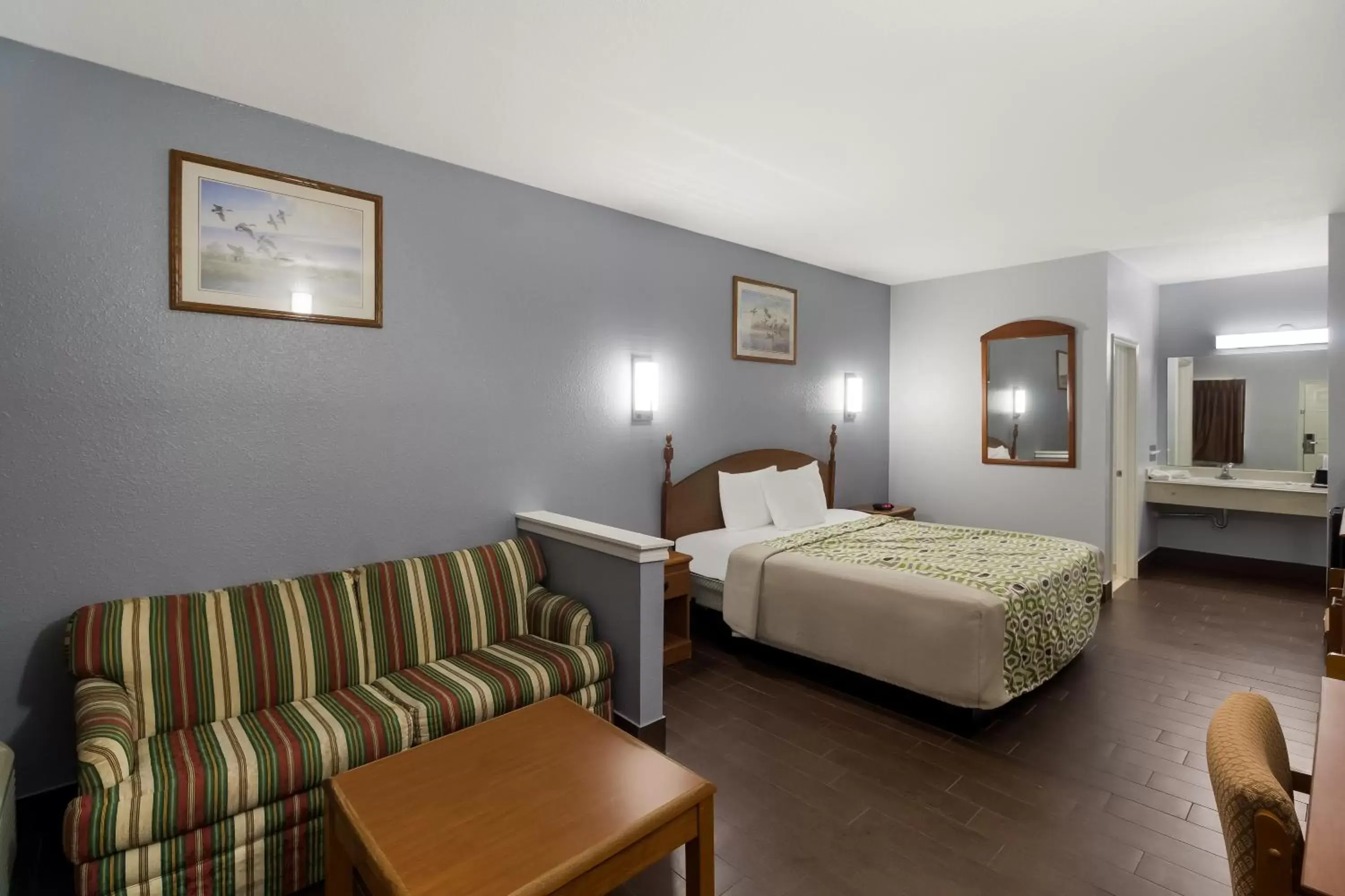 Bed in Scottish Inn & Suites