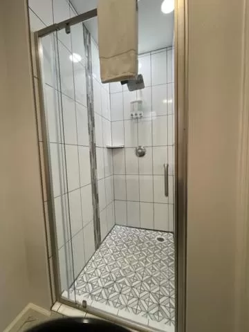Shower in Hotel Phillips