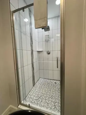 Shower, Bathroom in Hotel Phillips