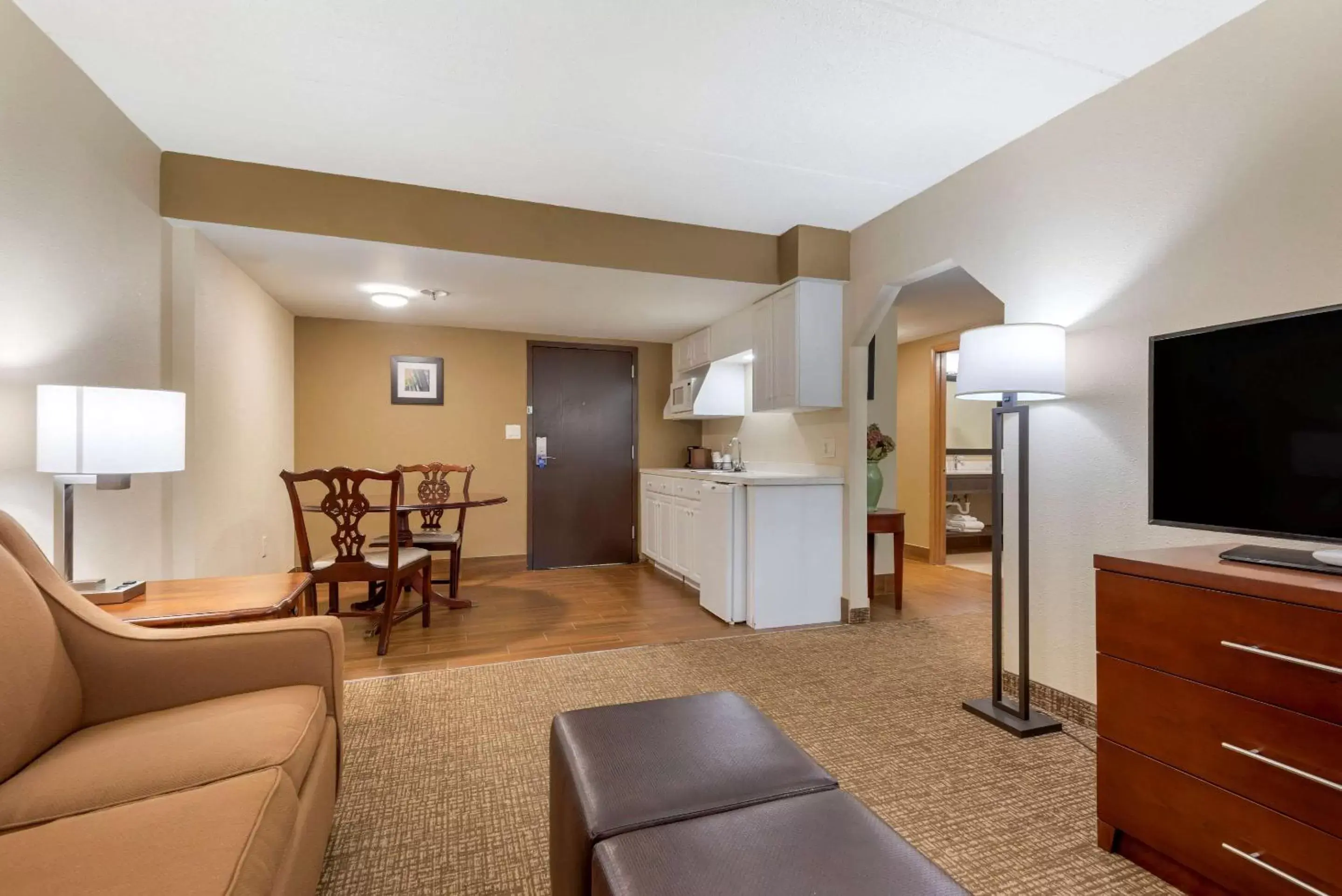 Photo of the whole room, Seating Area in Comfort Inn Binghamton I-81