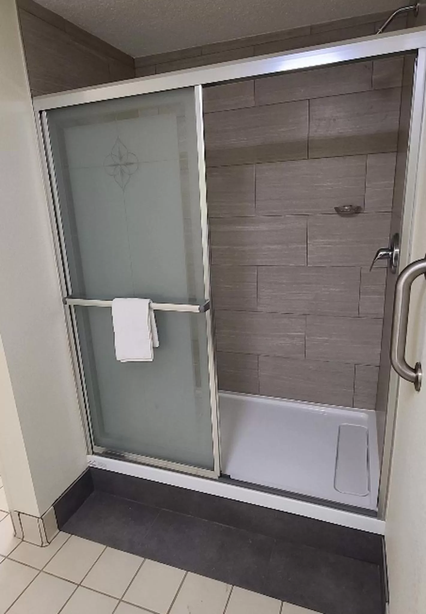 Bathroom in Red Roof Inn & Suites Cornelius - Lake Norman