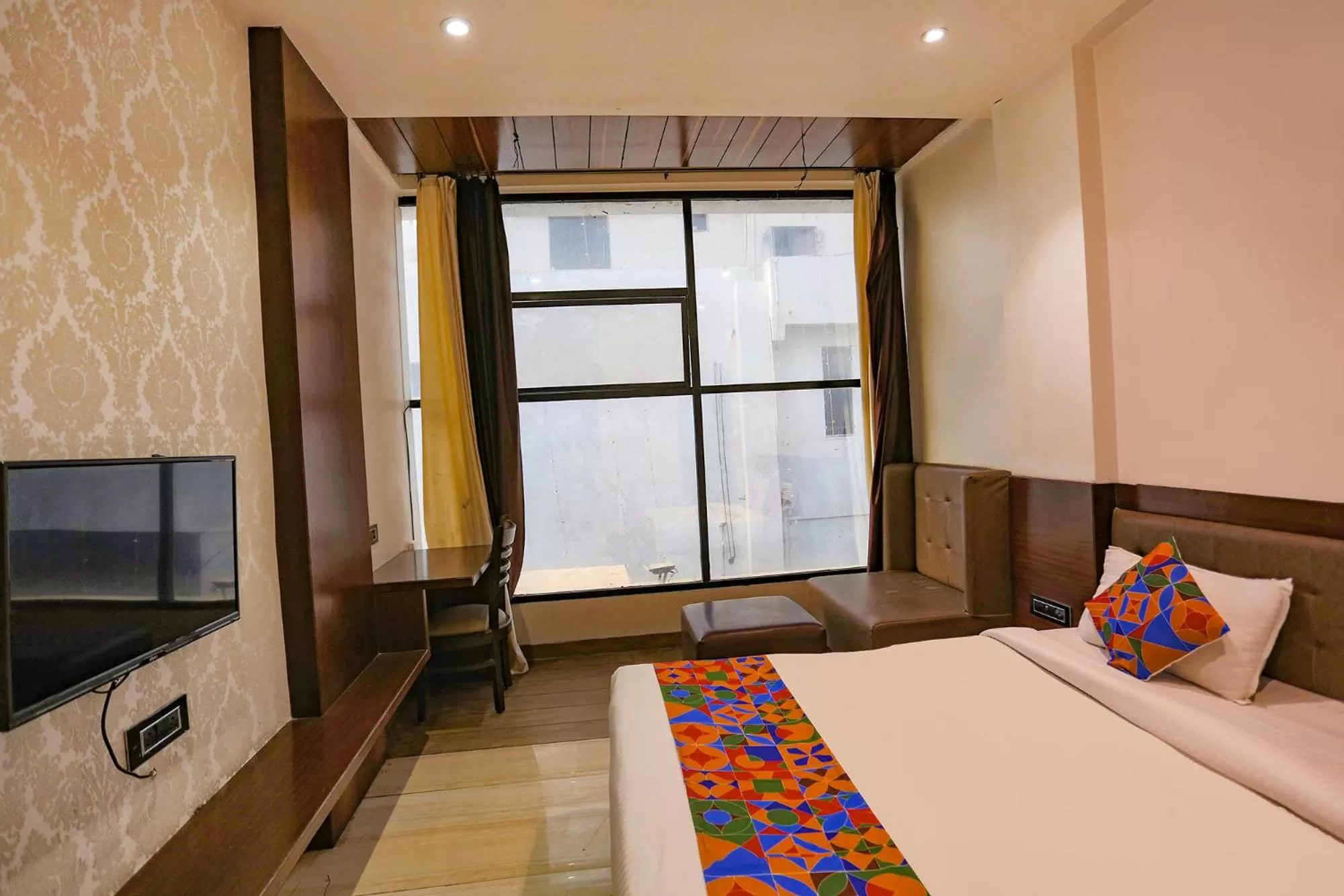 Bed, TV/Entertainment Center in FabHotel Sun Park