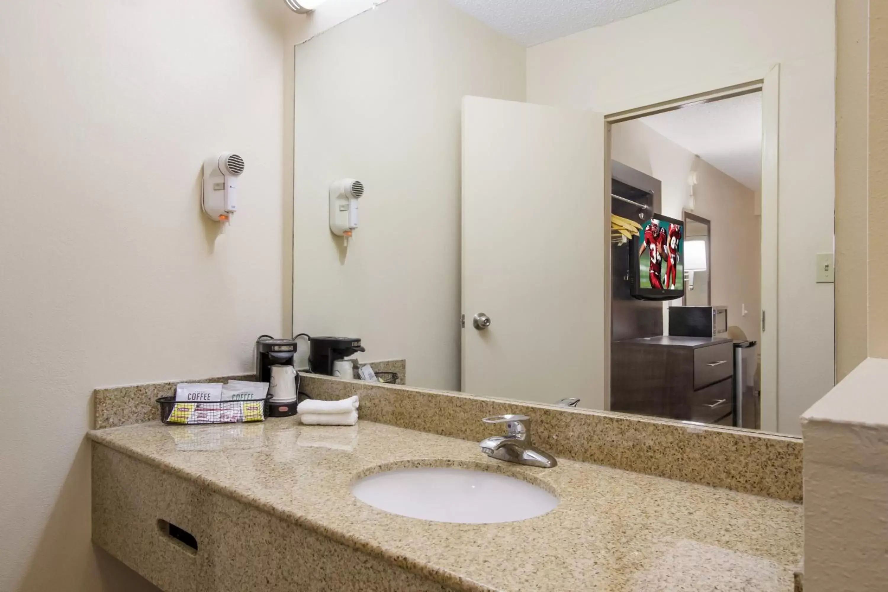 Bathroom in Red Roof Inn Shelbyville