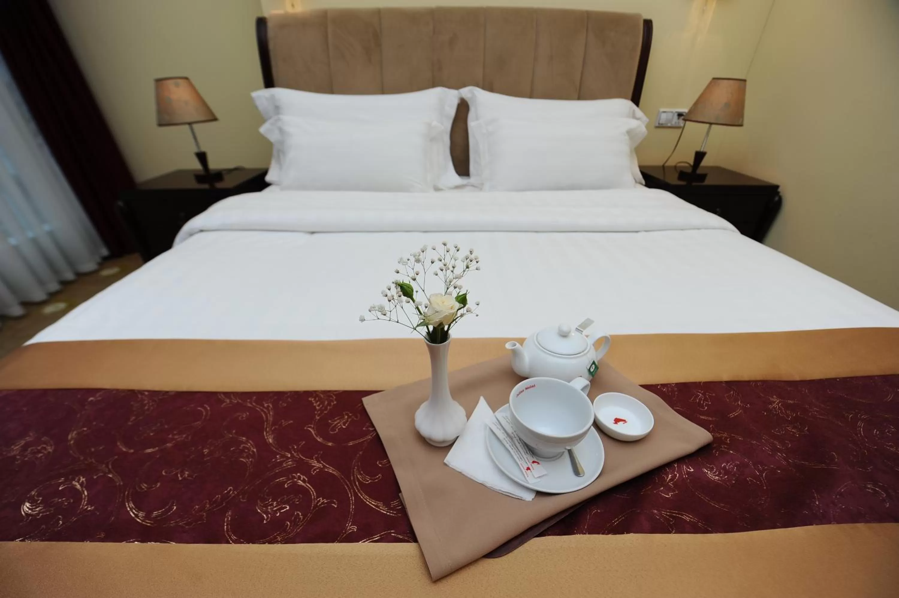 Property building, Bed in Hotel Aisi