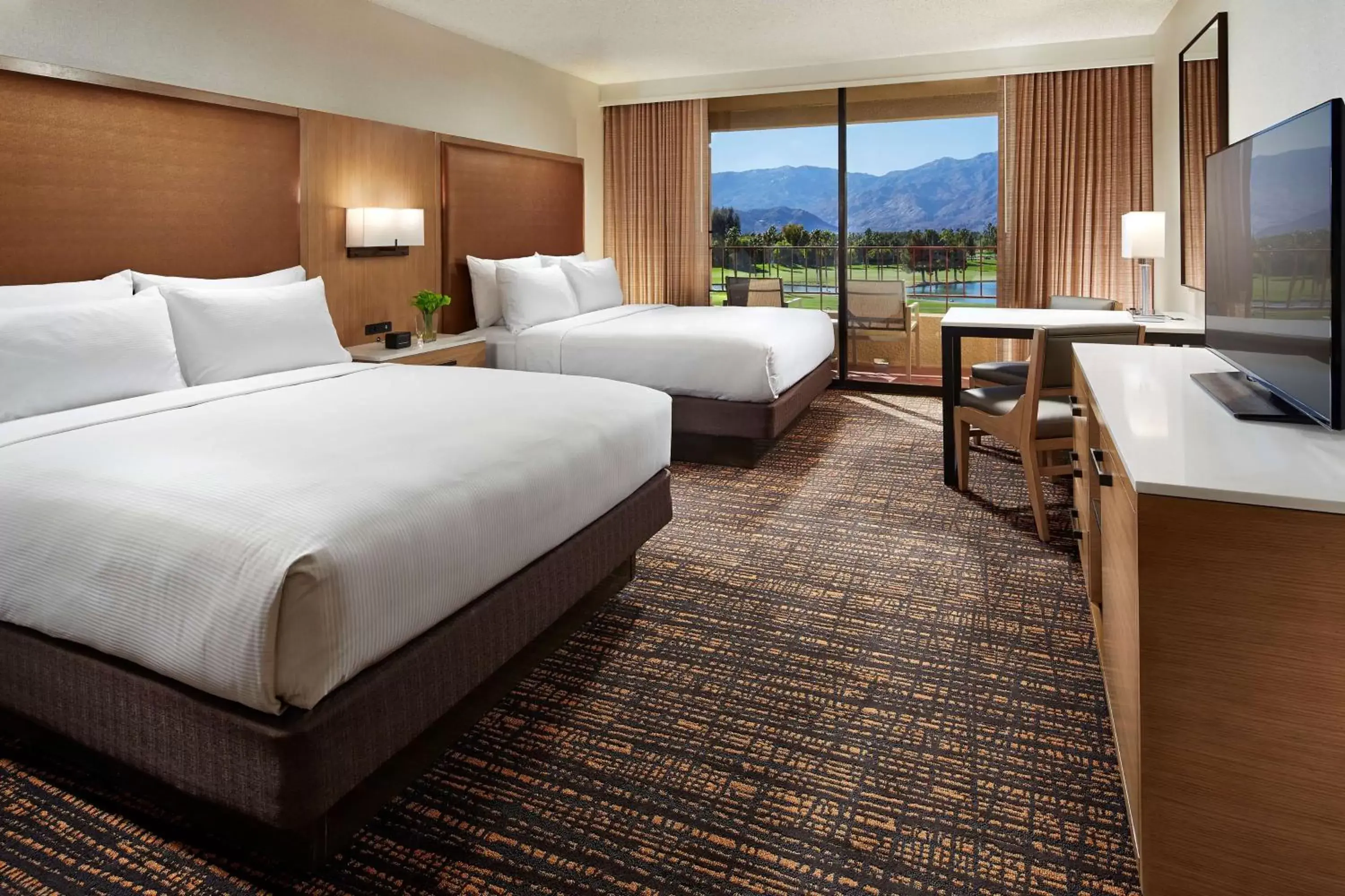 Bed, Mountain View in DoubleTree by Hilton Golf Resort Palm Springs