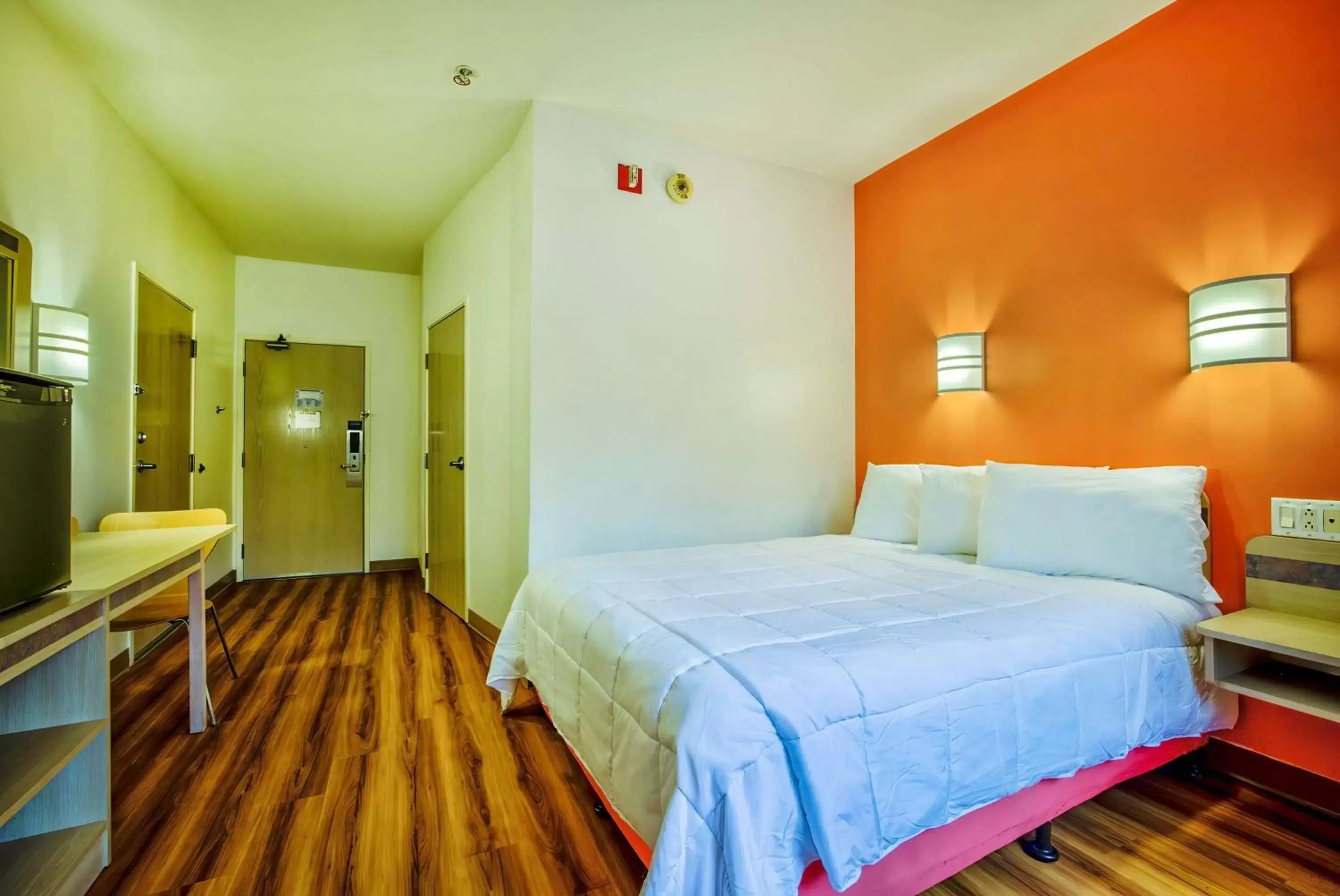 Bedroom, Bed in Motel 6-Burlington, ON - Toronto West - Oakville